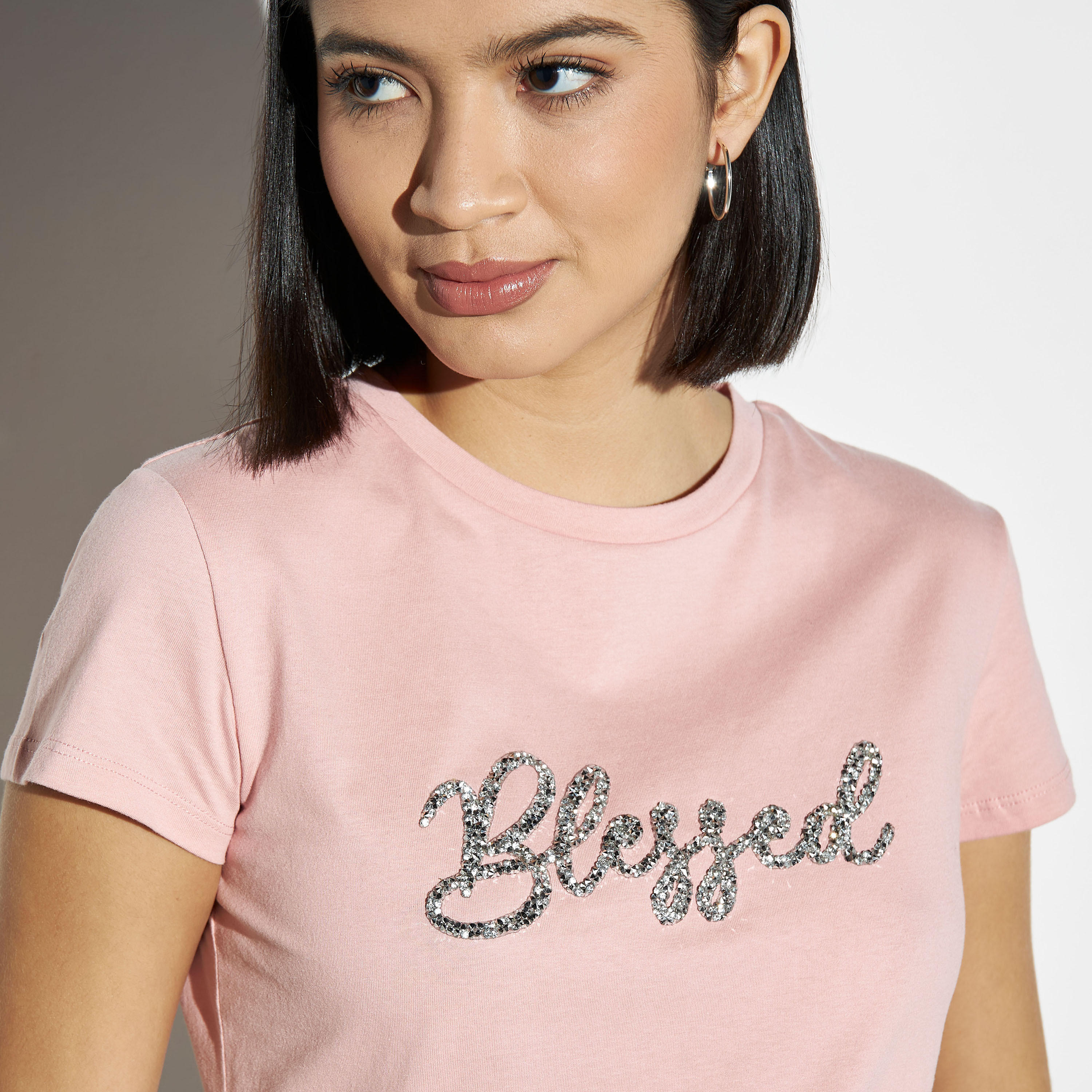 تيشيرت مزيّن بياقة ضيّقة وأكمام كاب-women-clothing-tshirts-image-4