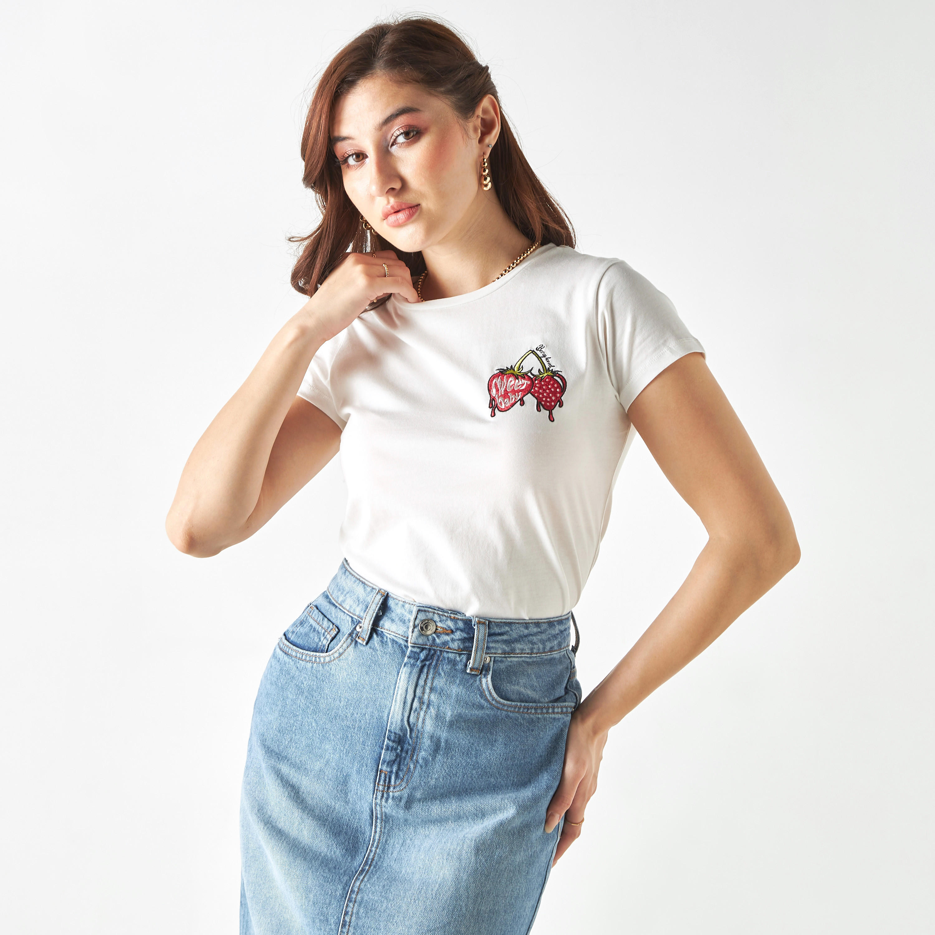 تيشيرت مطرز بياقة ضيقة وأكمام قصيرة-women-clothing-tshirts-image-1