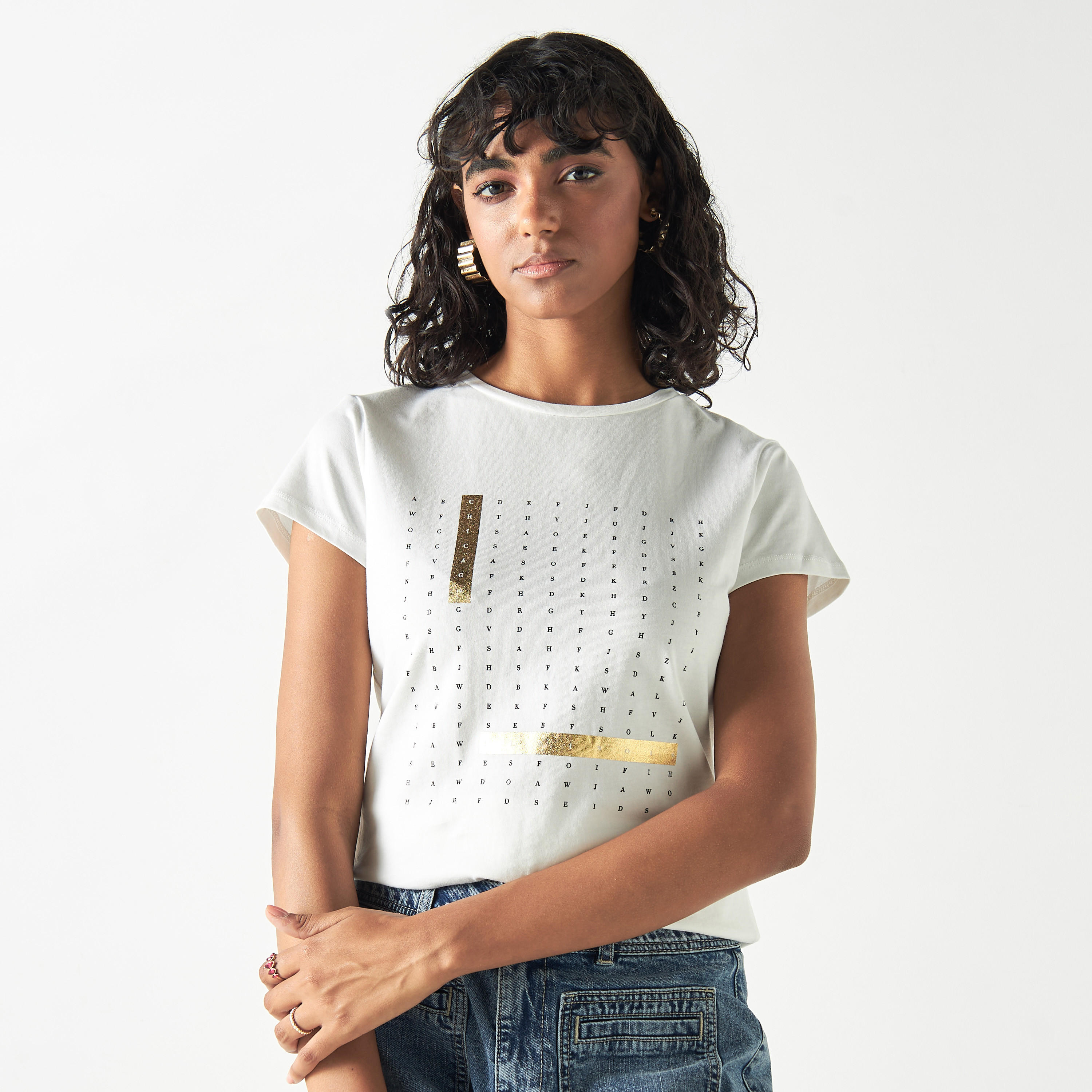 تيشيرت بياقة ضيقة وأكمام قصيرة وطبعات جرافيك-women-clothing-tshirts-image-1