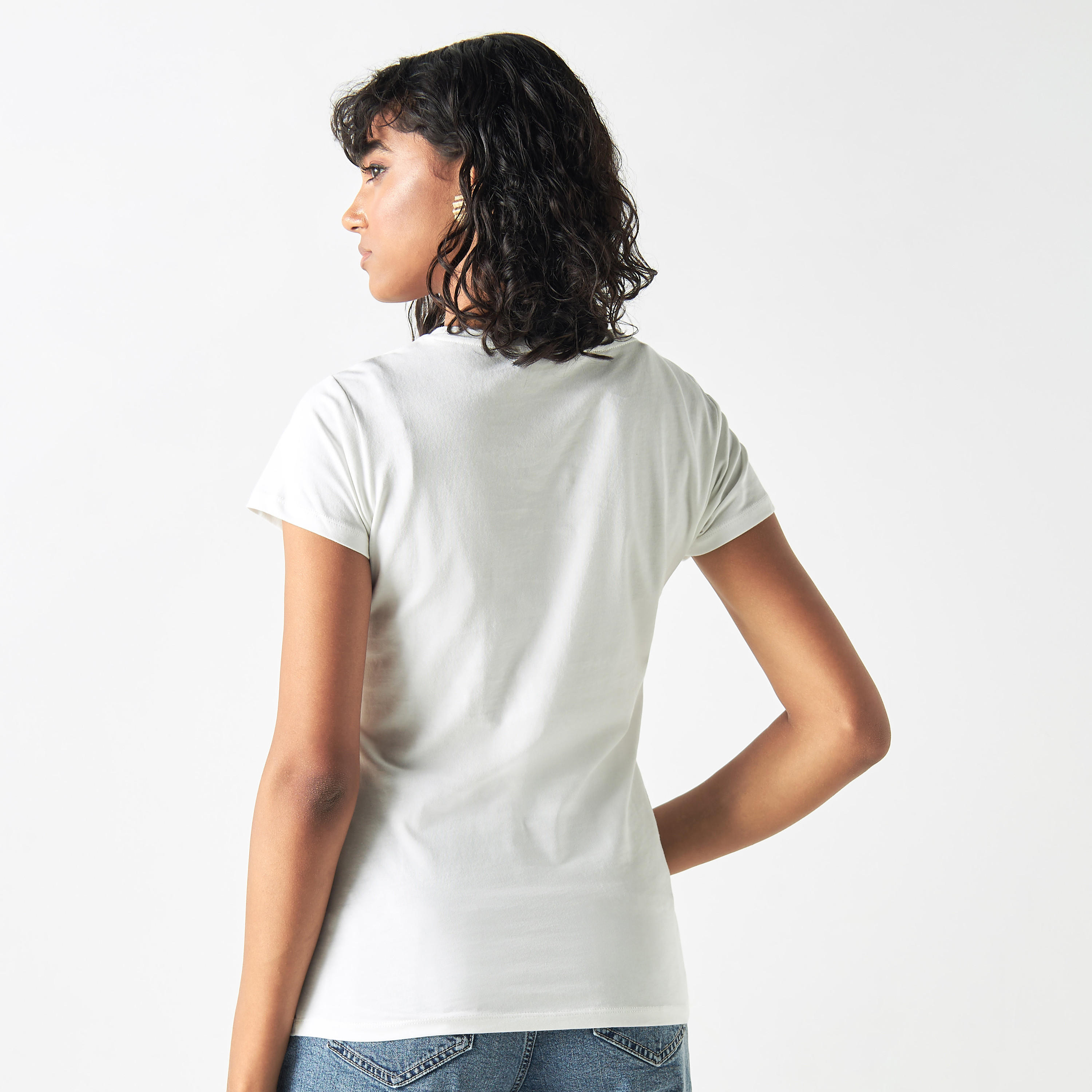 تيشيرت بياقة ضيقة وأكمام قصيرة وطبعات جرافيك-women-clothing-tshirts-image-3