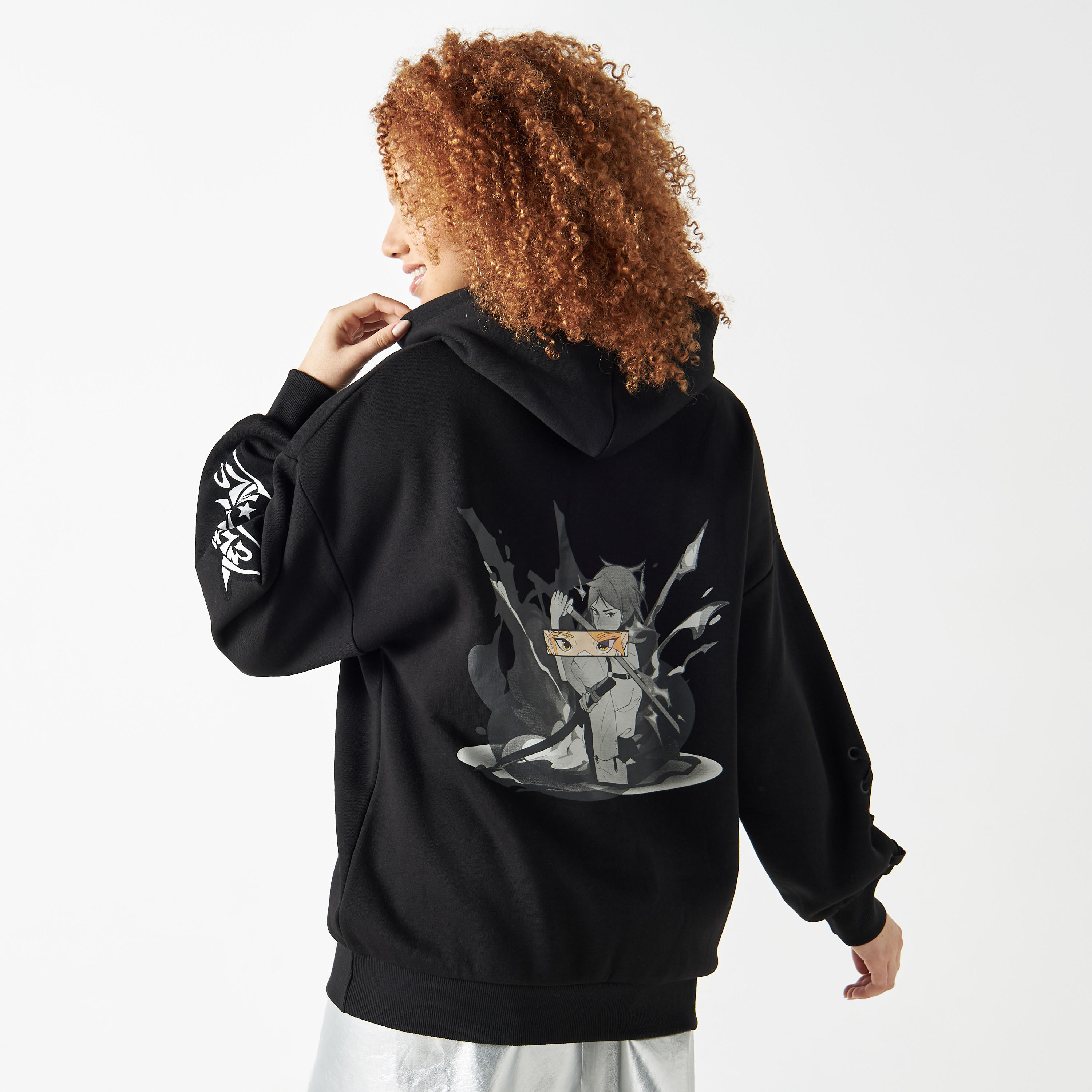 هودي فضفاض بأكمام بأكتاف منسدلة وجيب كنغر وطبعات-women-winterwear-hoodiesandsweatshirts-hoodies-image-3
