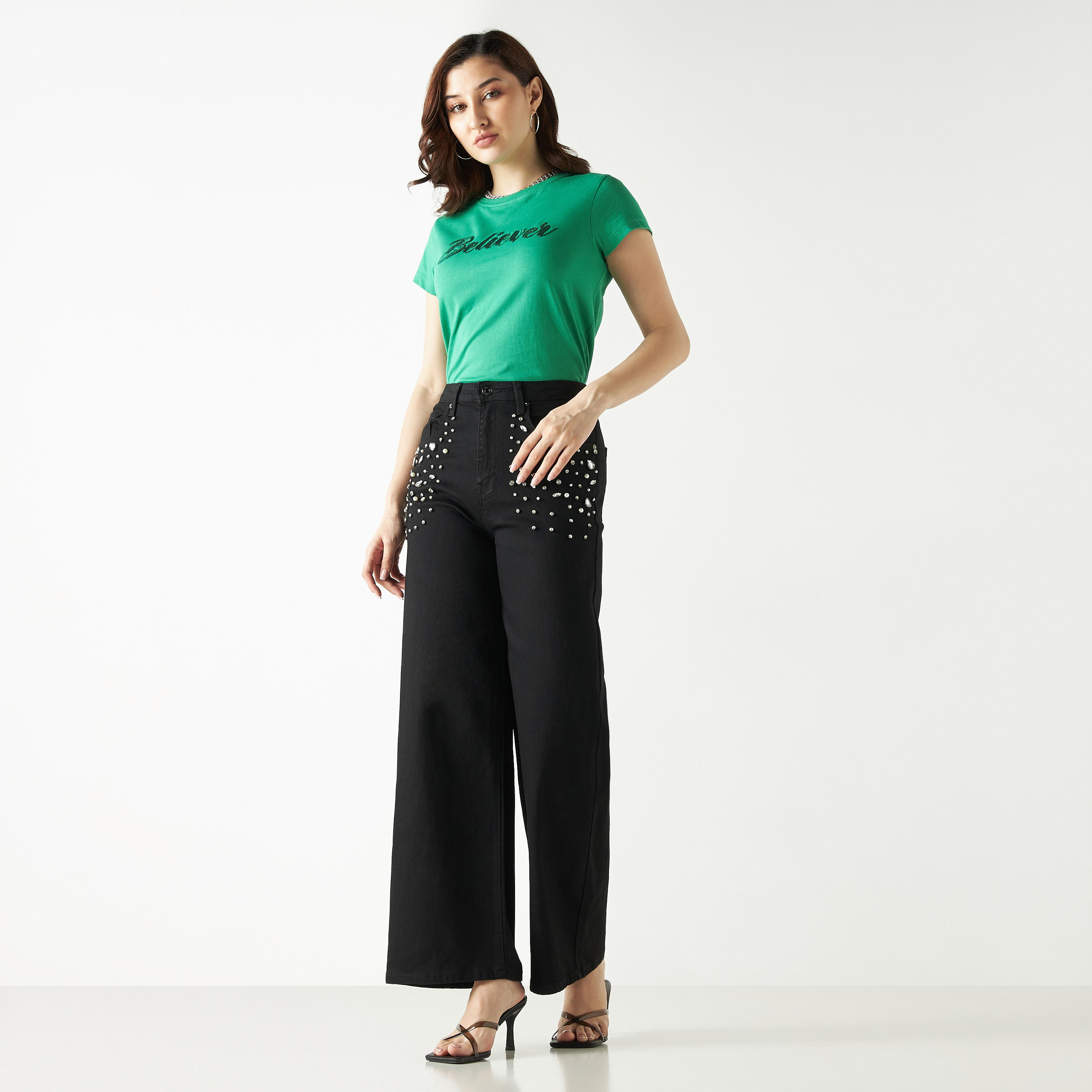 تيشيرت مزين بتفاصيل شعار بياقة ضيقة وأكمام قصيرة-women-clothing-tshirts-image-2
