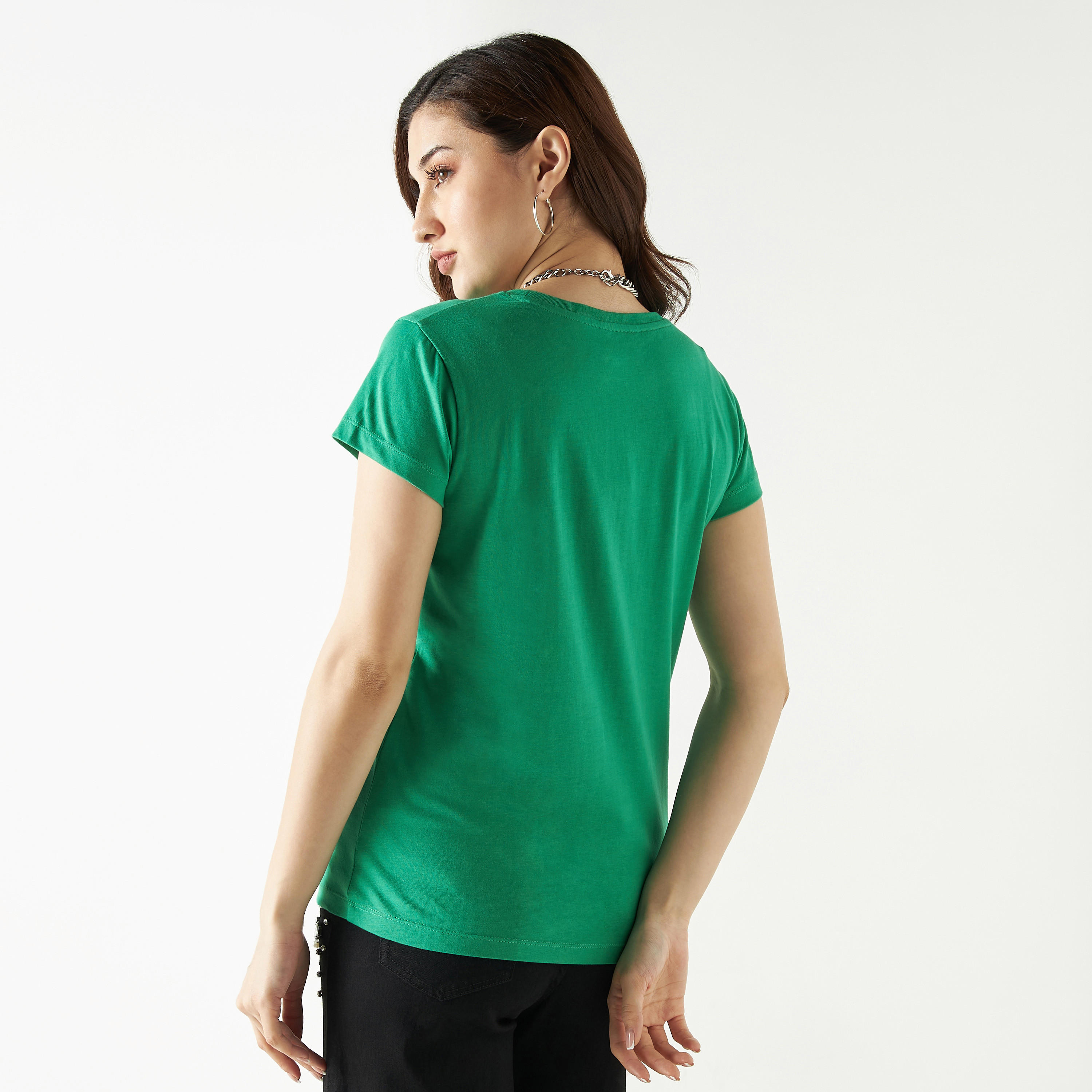 تيشيرت مزين بتفاصيل شعار بياقة ضيقة وأكمام قصيرة-women-clothing-tshirts-image-3