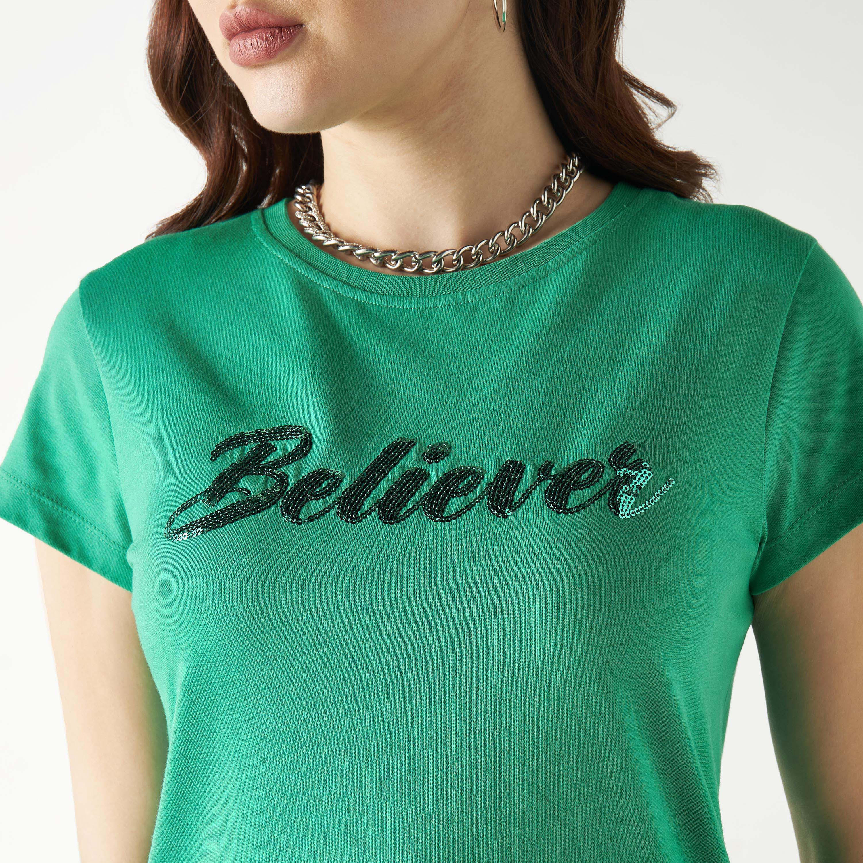 تيشيرت مزين بتفاصيل شعار بياقة ضيقة وأكمام قصيرة-women-clothing-tshirts-image-4