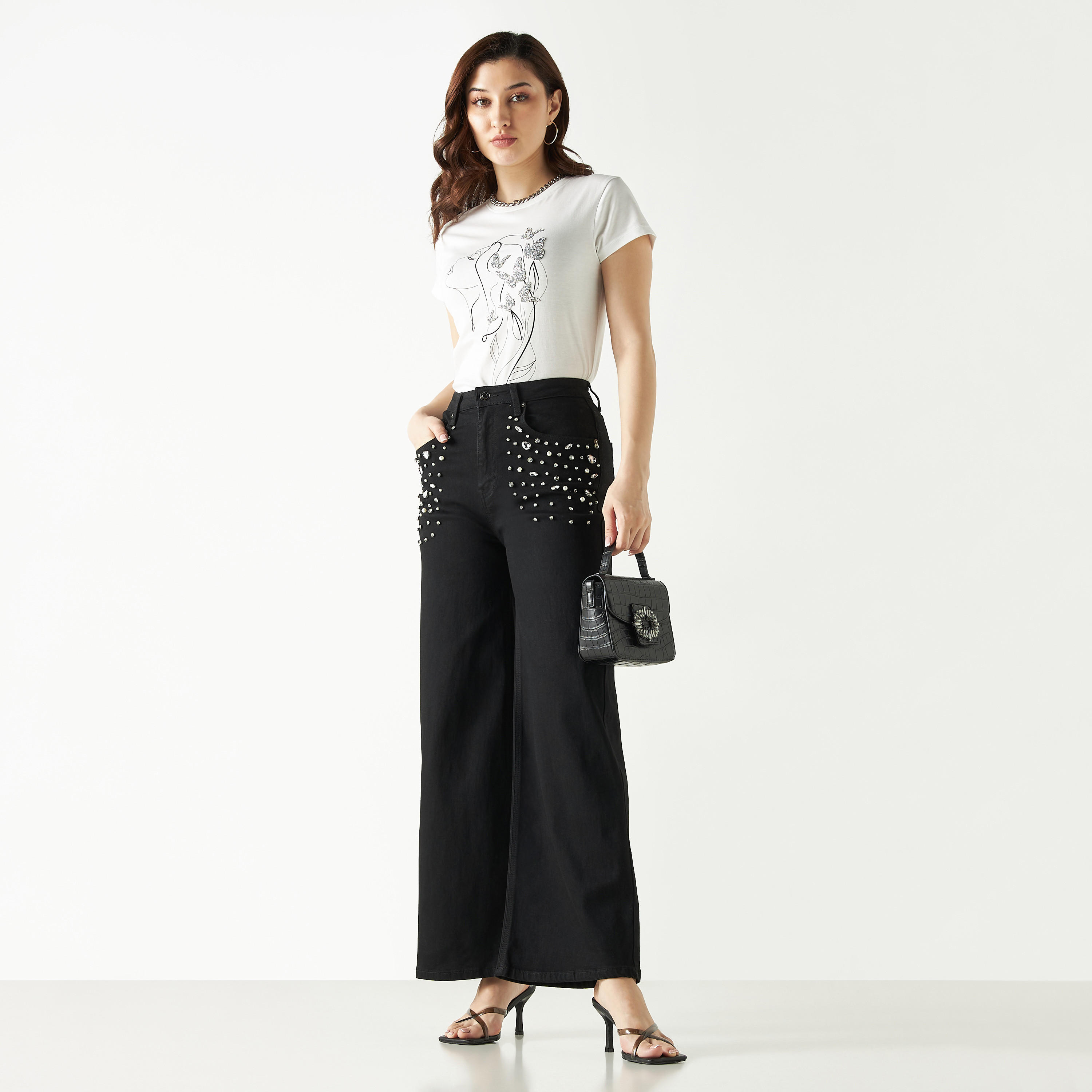 تيشيرت مزين بتفاصيل شعار بياقة ضيقة وأكمام قصيرة-women-clothing-tshirts-image-2