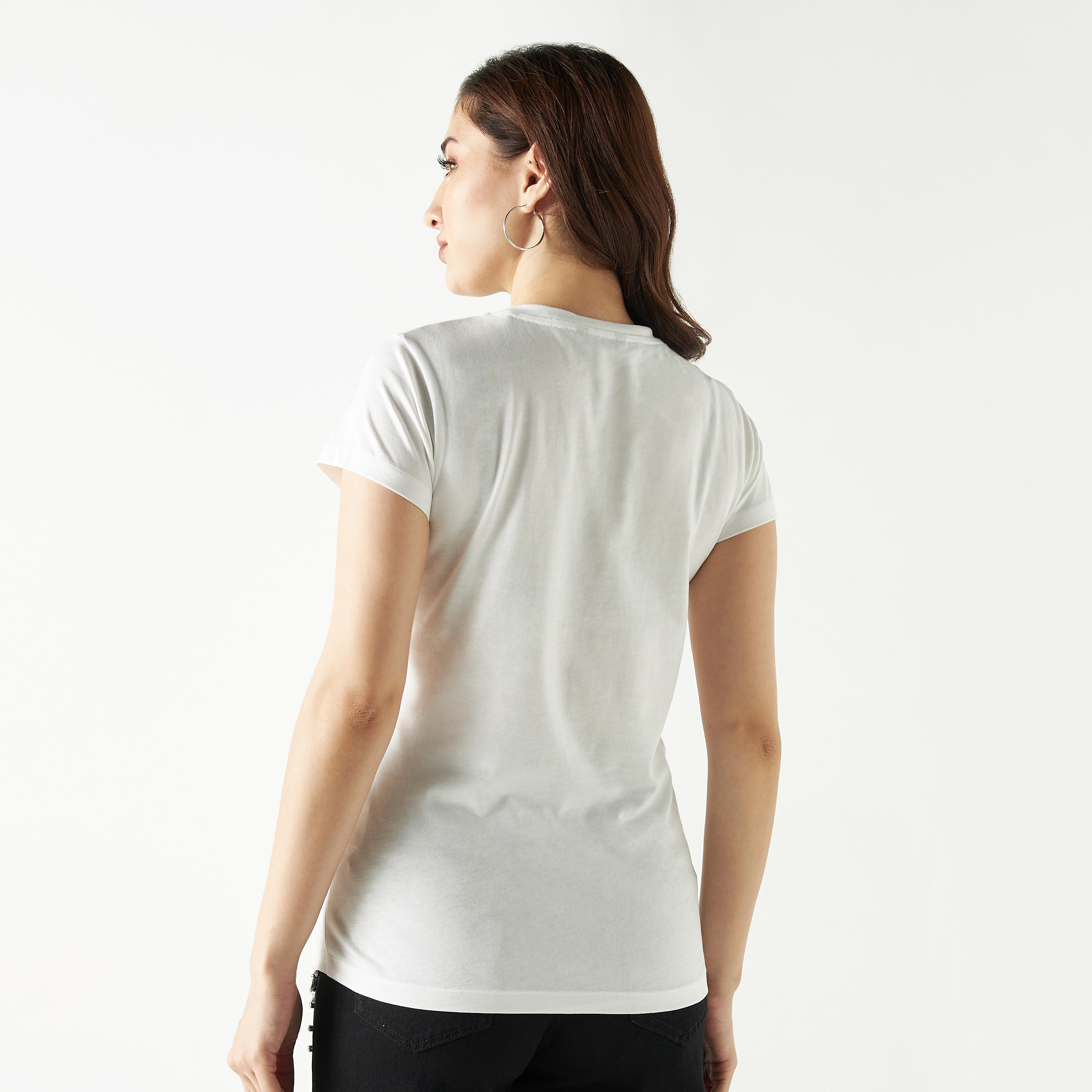 تيشيرت مزين بتفاصيل شعار بياقة ضيقة وأكمام قصيرة-women-clothing-tshirts-image-3