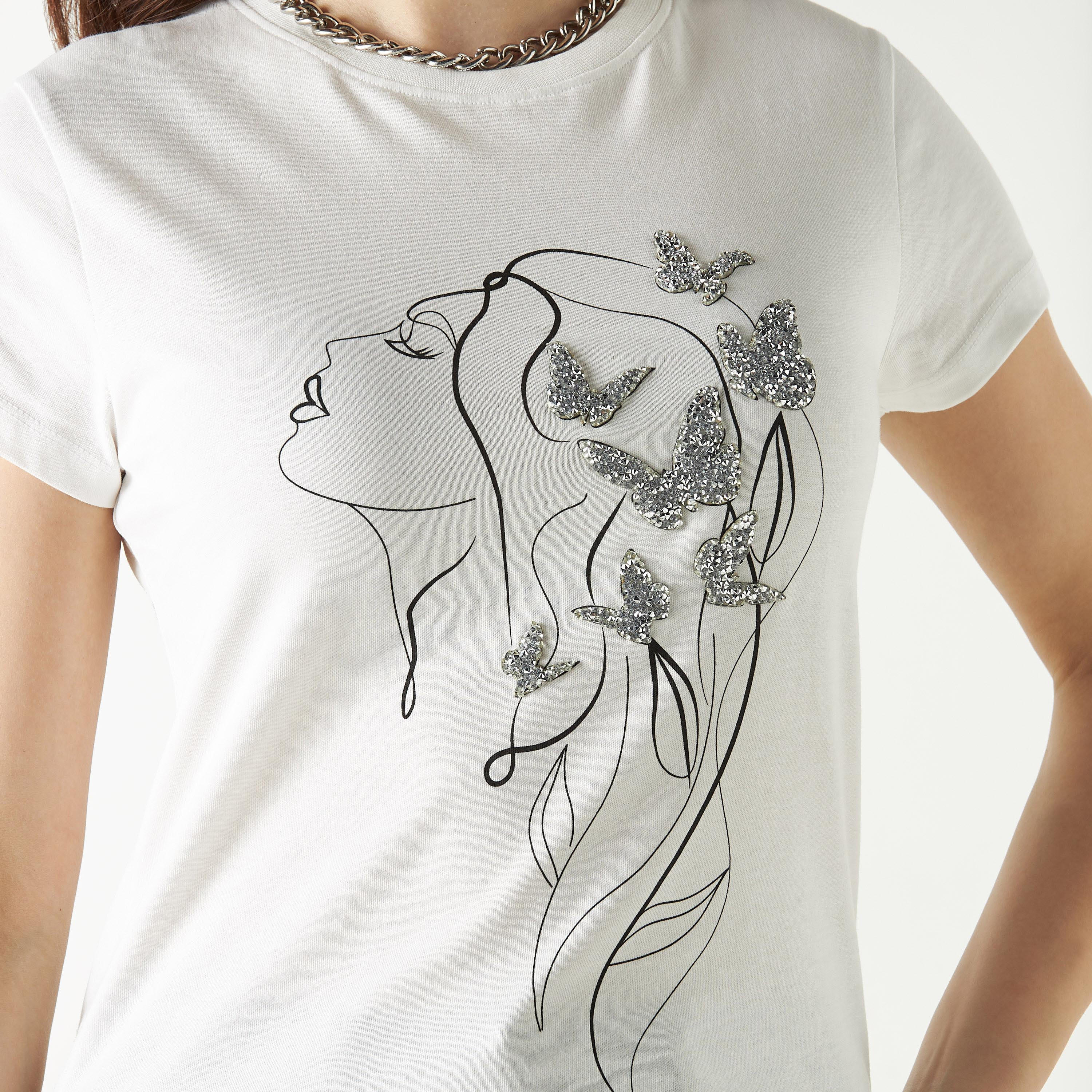تيشيرت مزين بتفاصيل شعار بياقة ضيقة وأكمام قصيرة-women-clothing-tshirts-image-4