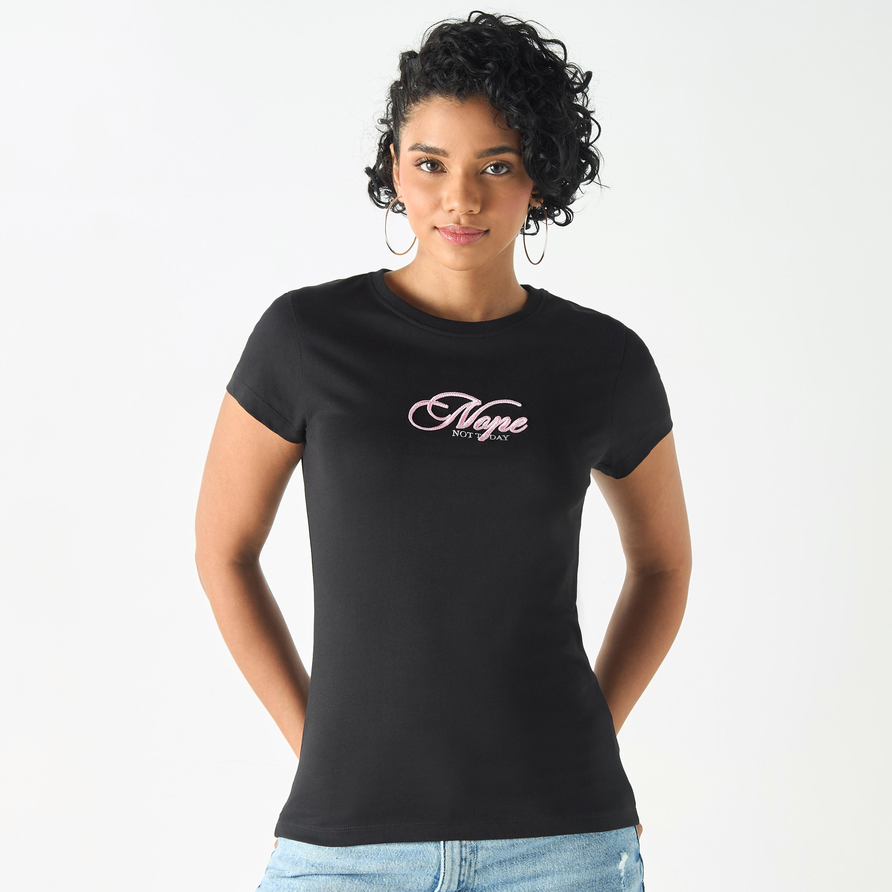 تيشيرت مطرّز بياقة ضيّقة وأكمام قصيرة-women-clothing-tshirts-image-1