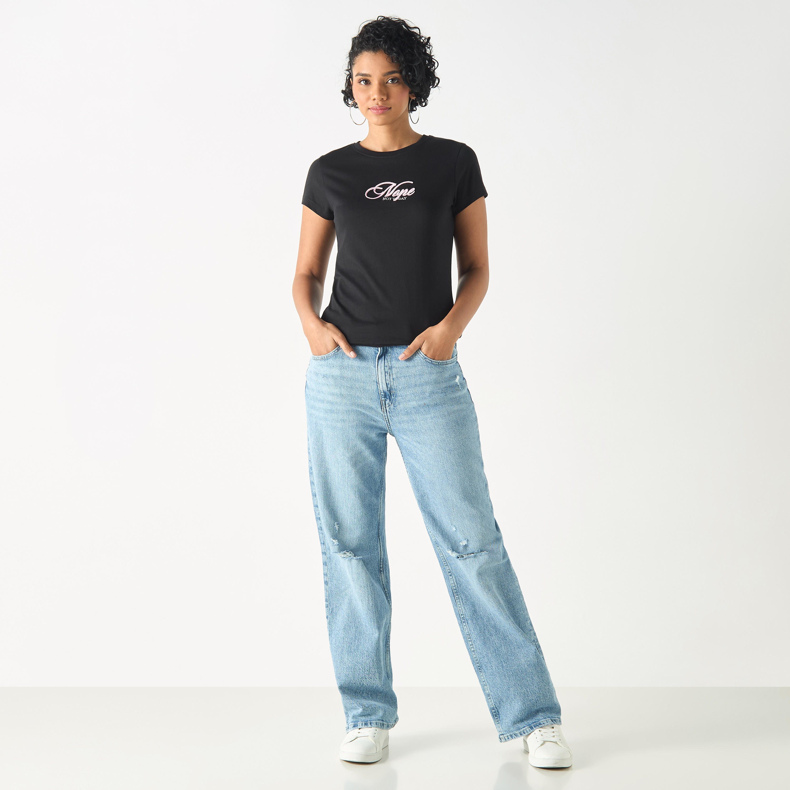 تيشيرت مطرّز بياقة ضيّقة وأكمام قصيرة-women-clothing-tshirts-image-2