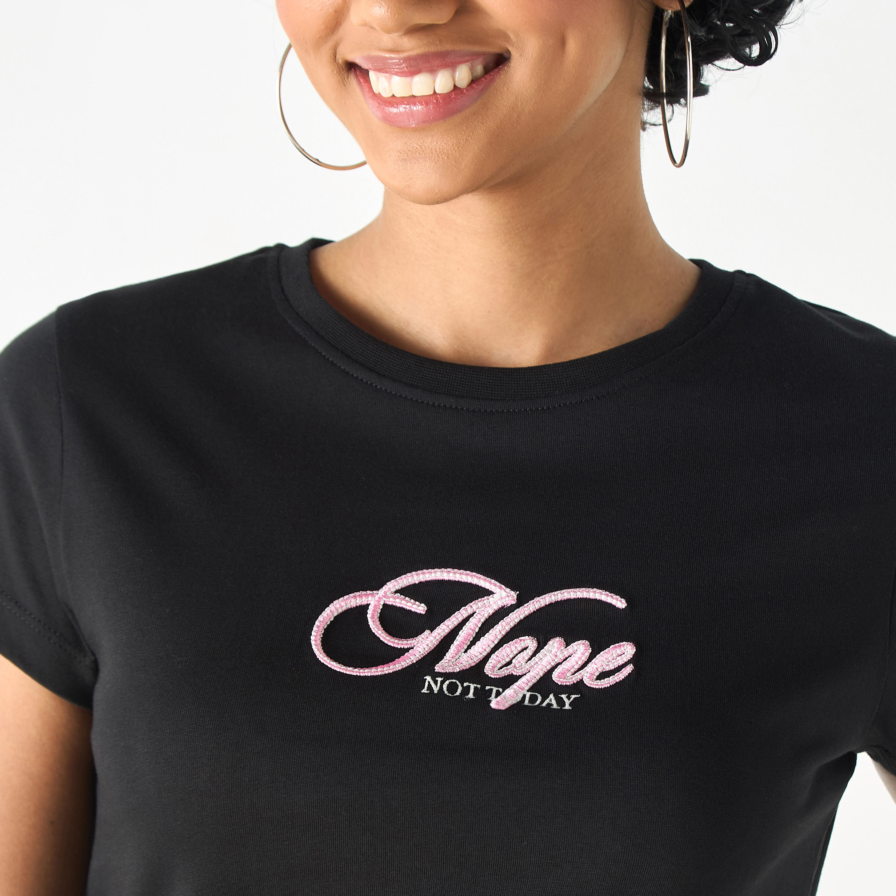 تيشيرت مطرّز بياقة ضيّقة وأكمام قصيرة-women-clothing-tshirts-image-4
