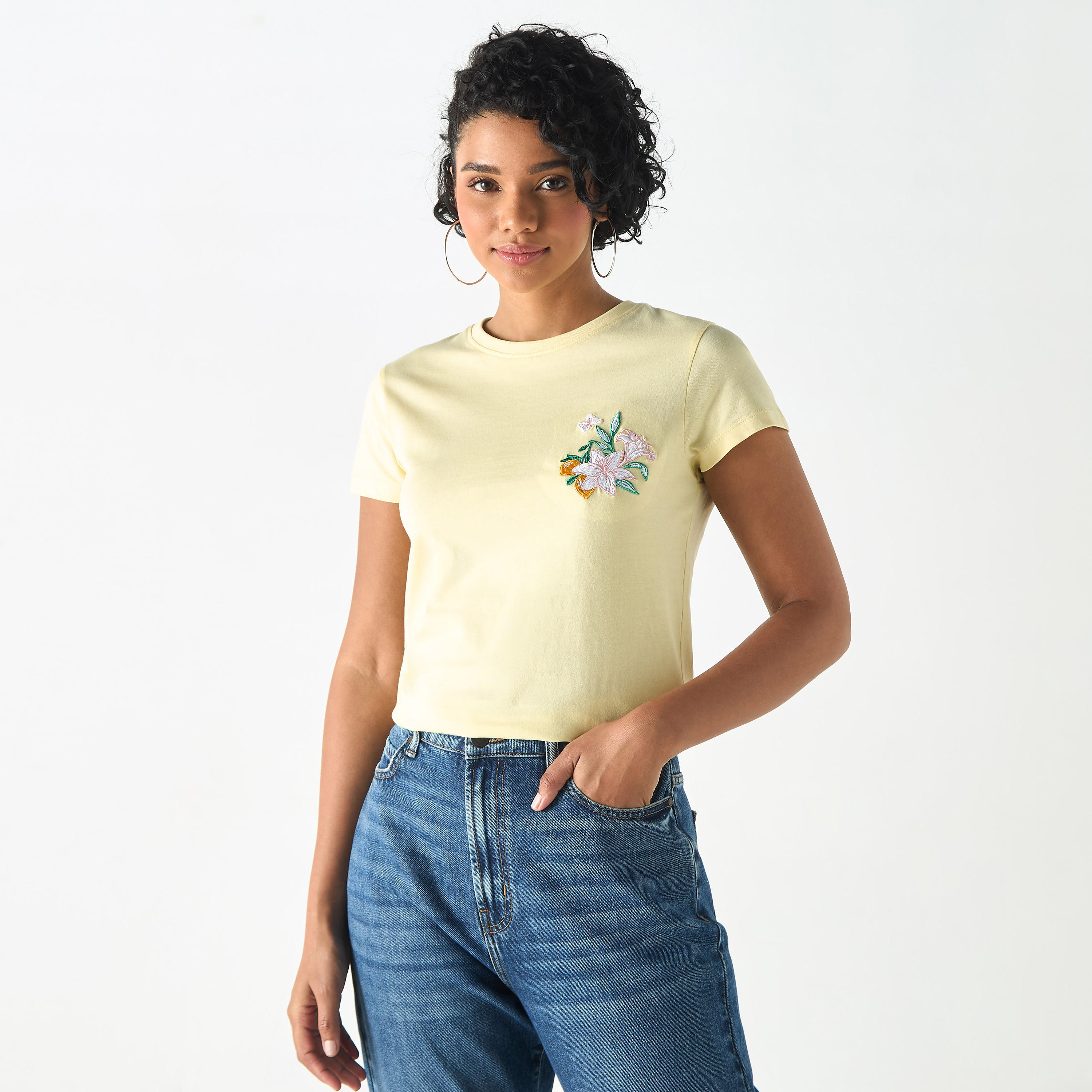 تيشيرت مطرّز بياقة ضيّقة وأكمام قصيرة-women-clothing-tshirts-image-1