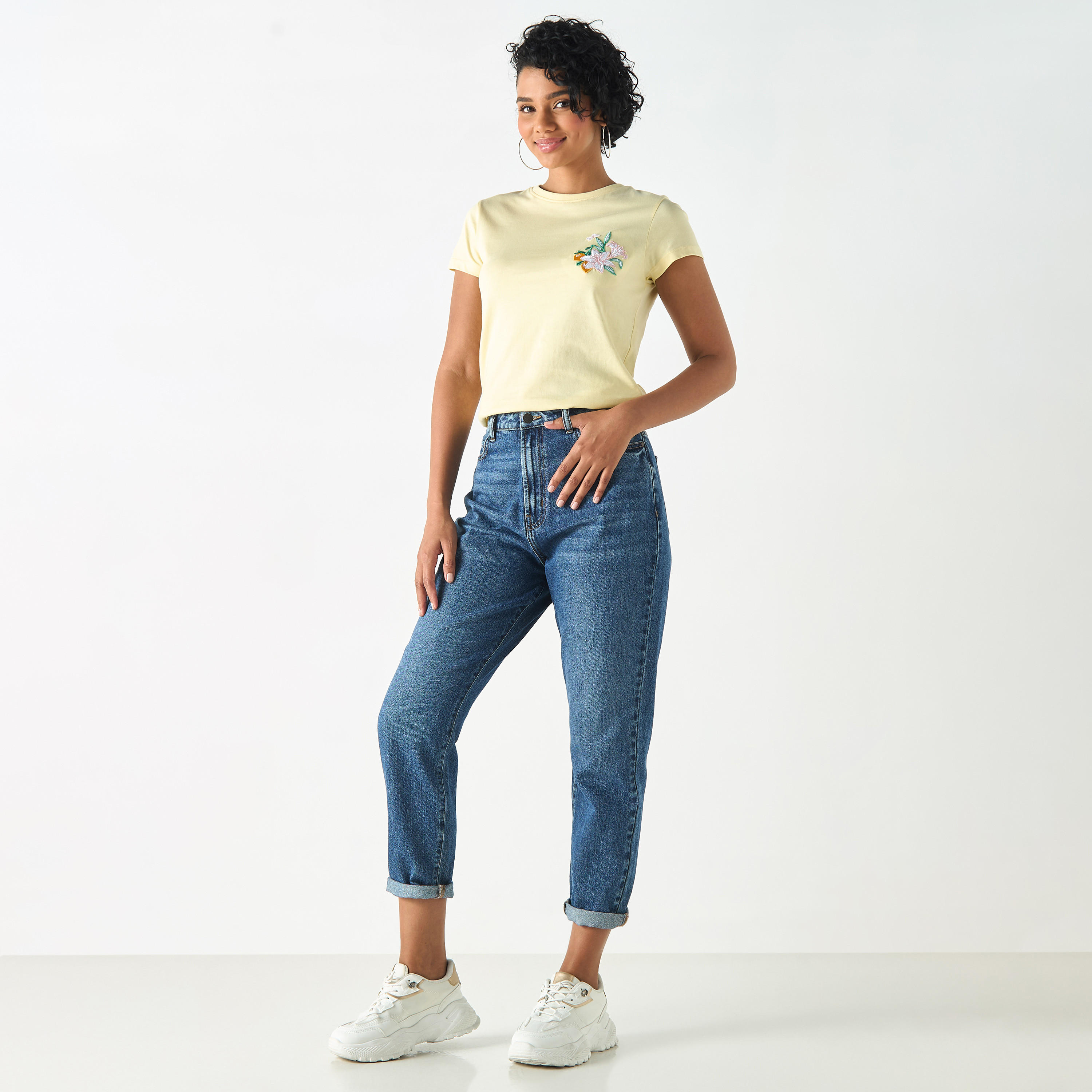 تيشيرت مطرّز بياقة ضيّقة وأكمام قصيرة-women-clothing-tshirts-image-2