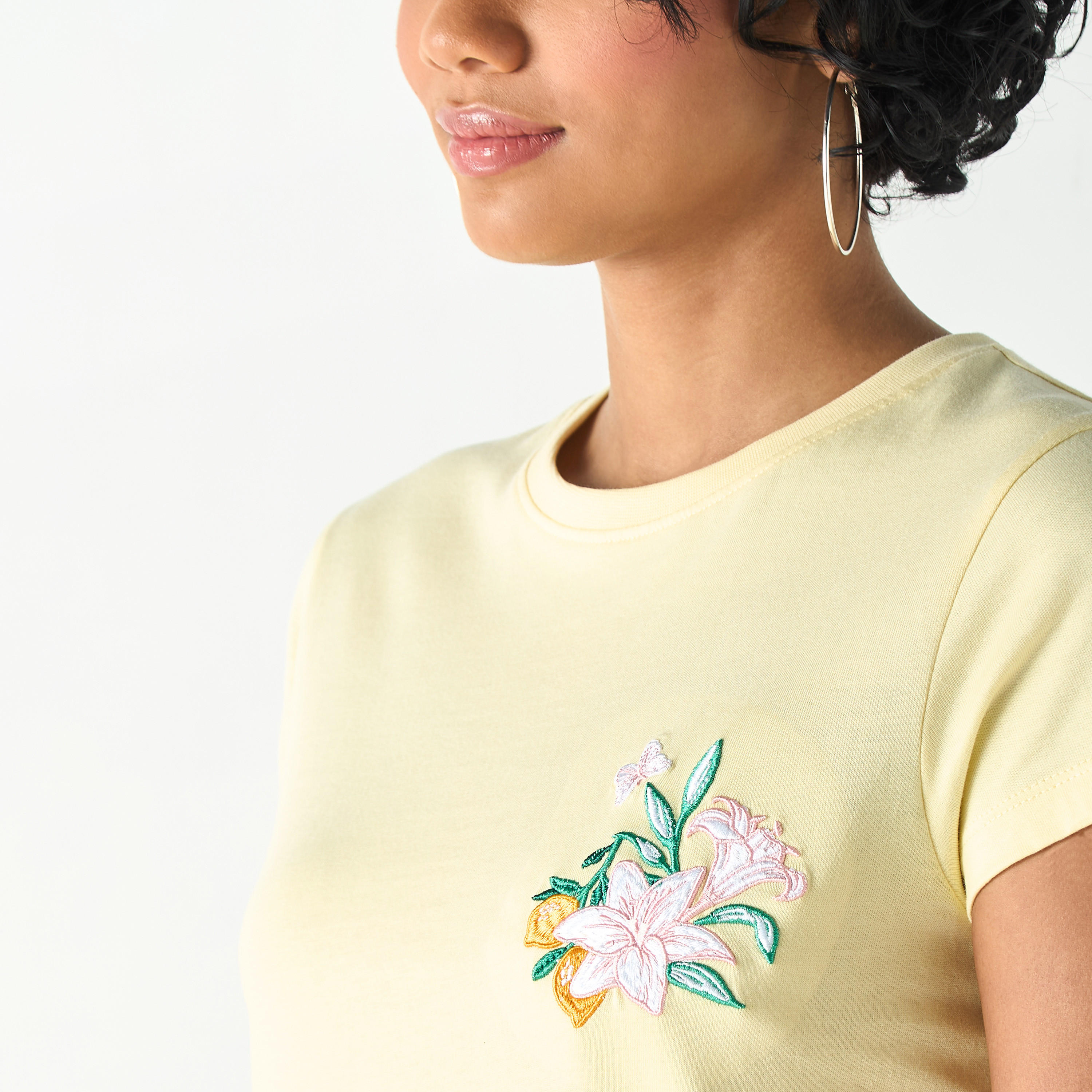 تيشيرت مطرّز بياقة ضيّقة وأكمام قصيرة-women-clothing-tshirts-image-4