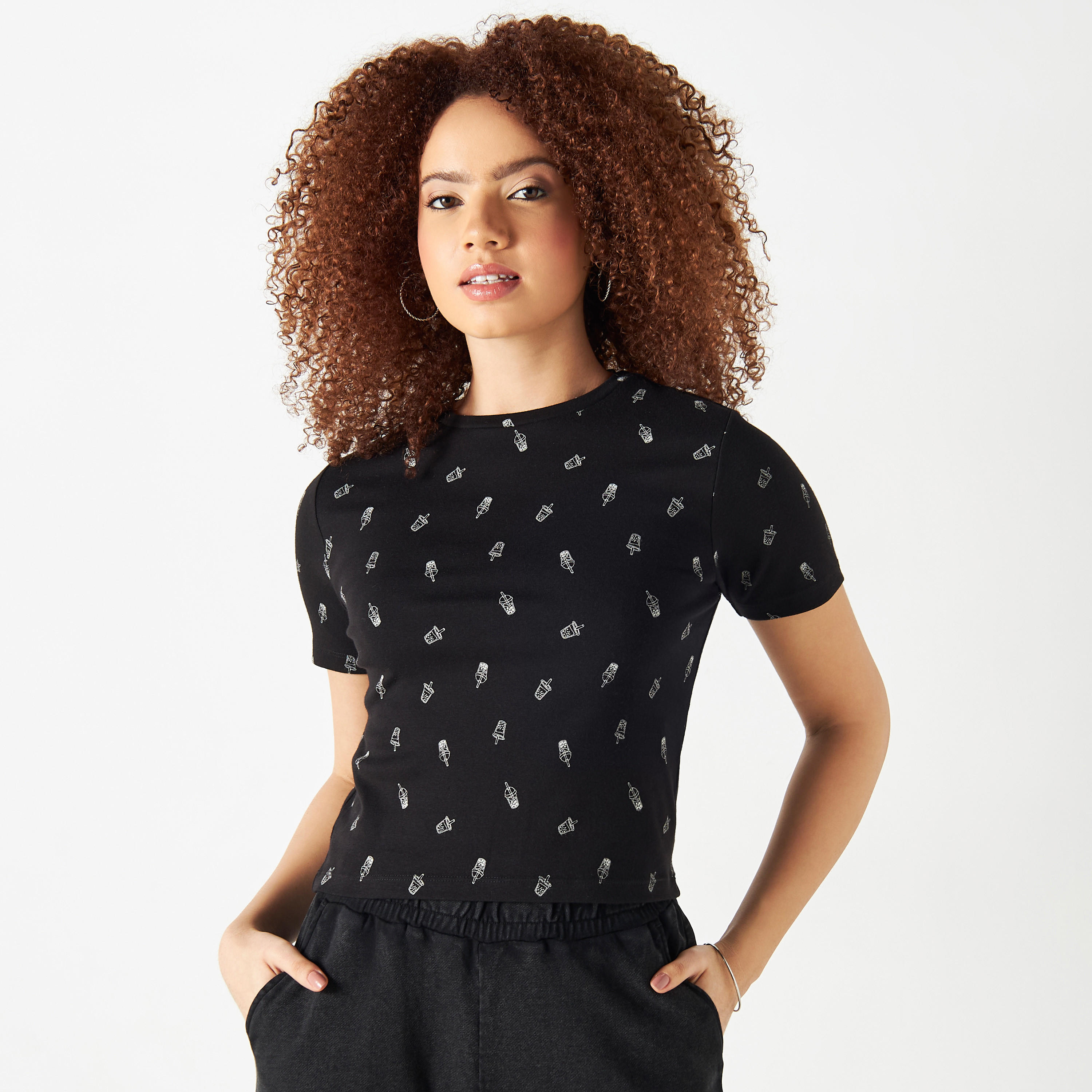 تيشيرت بياقة ضيقة وأكمام قصيرة وطبعات-women-clothing-tshirts-image-4