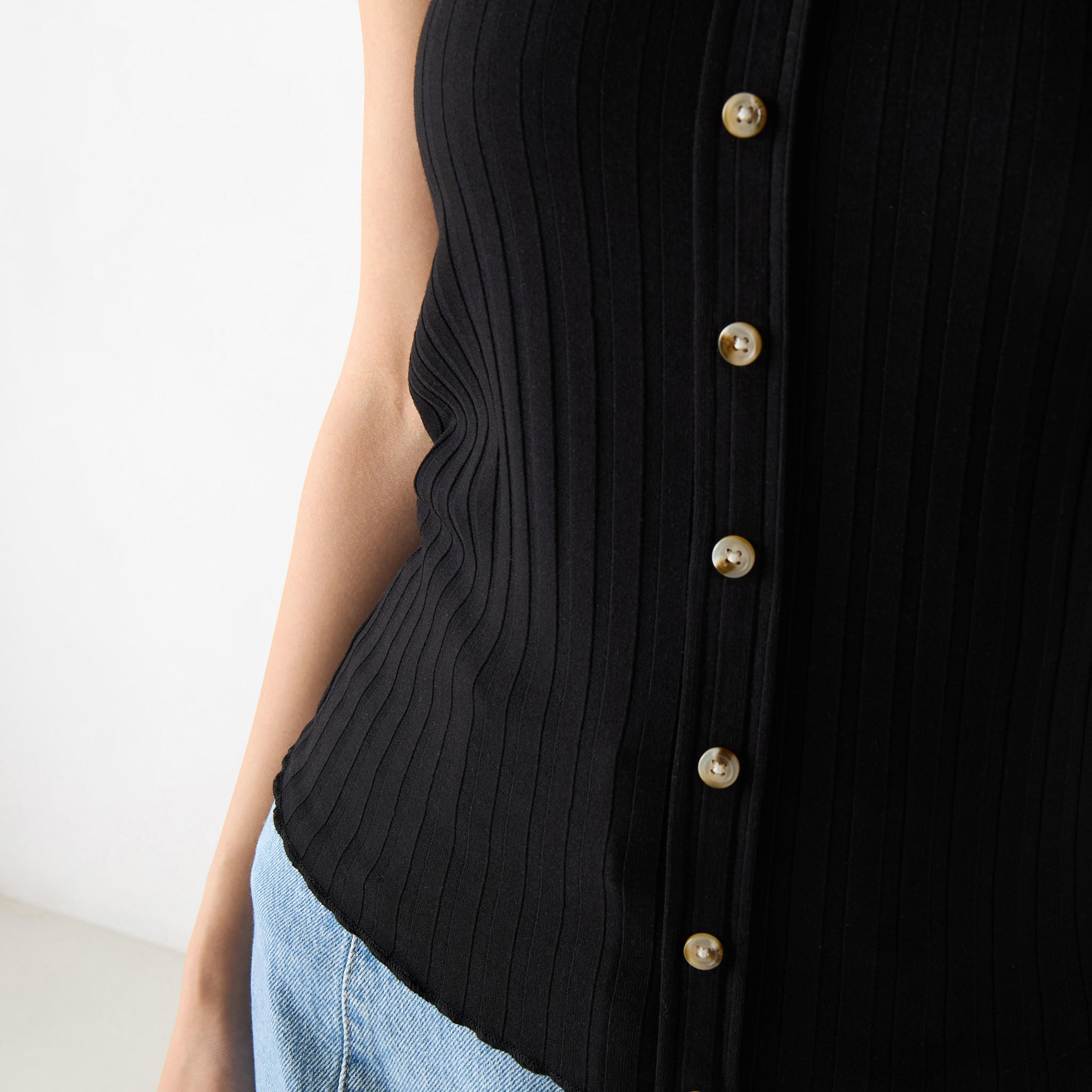 بلوزة مضلّعة بياقة عميقة ودون أكمام-women-clothing-tshirts-image-4