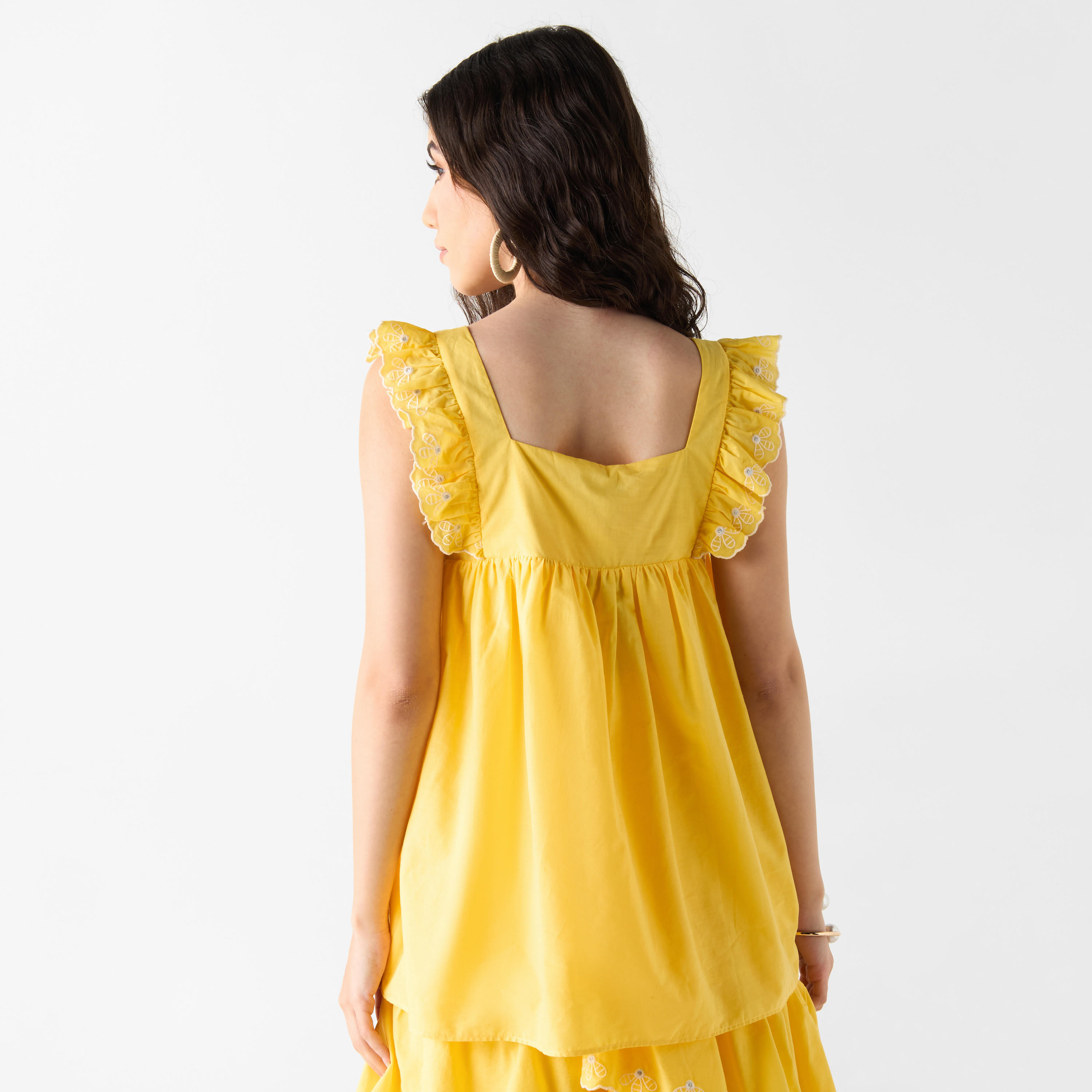 بلوزة بدون أكمام مطرّزة بتفاصيل كشكشة-women-clothing-shirtsandblouses-blouses-image-3