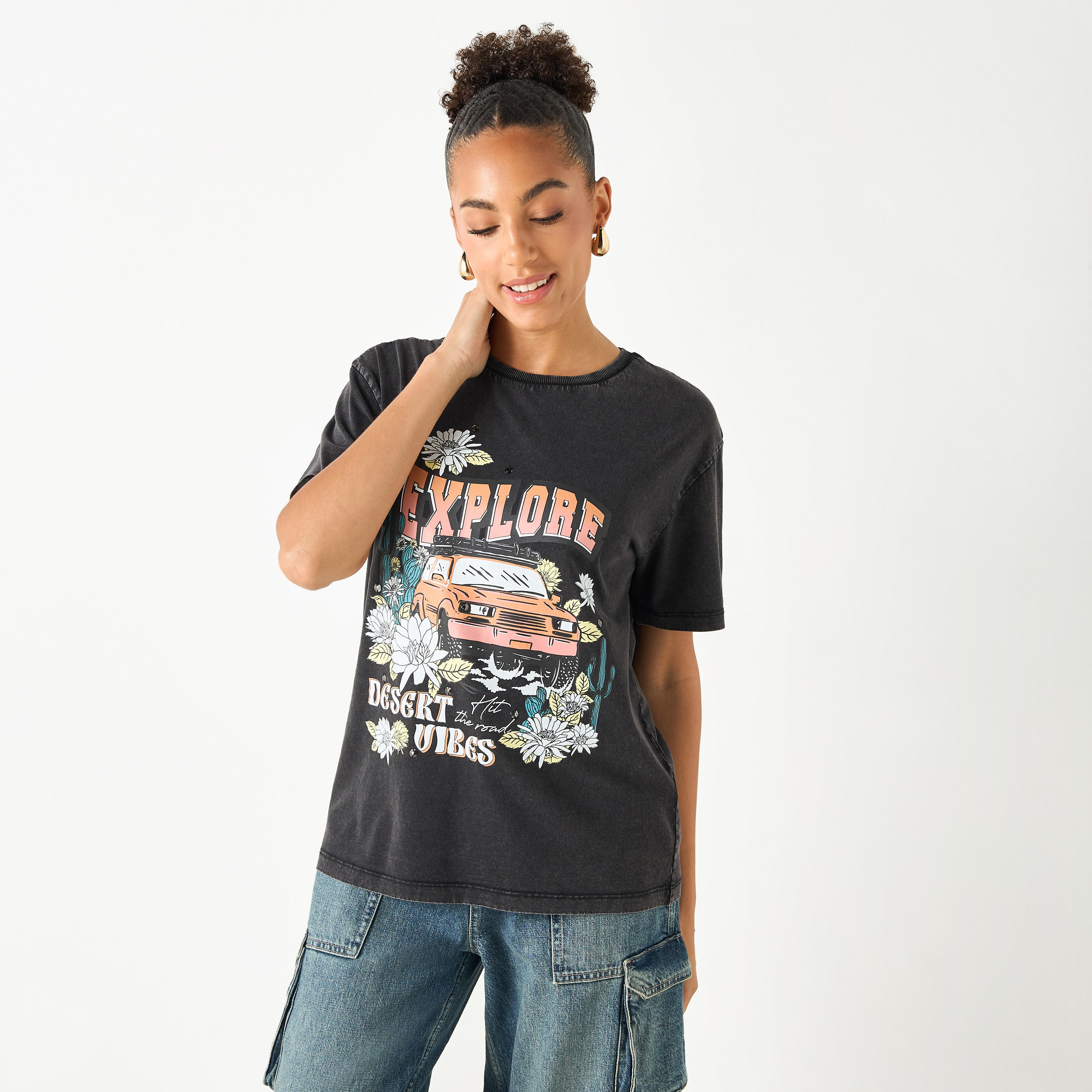 تيشيرت بأكمام قصيرة وياقة مستديرة وطبعات جرافيك-women-clothing-tshirts-image-1