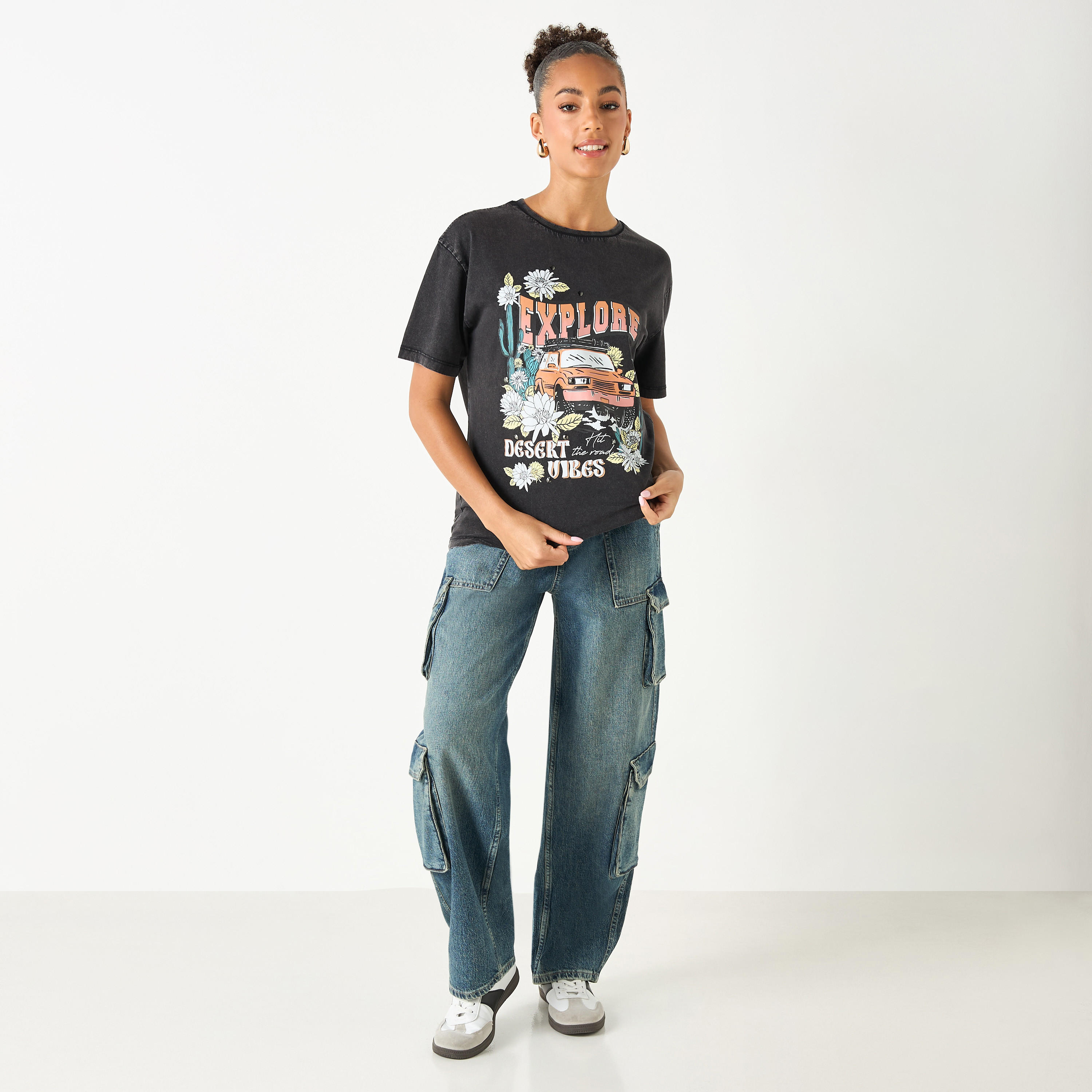 تيشيرت بأكمام قصيرة وياقة مستديرة وطبعات جرافيك-women-clothing-tshirts-image-2