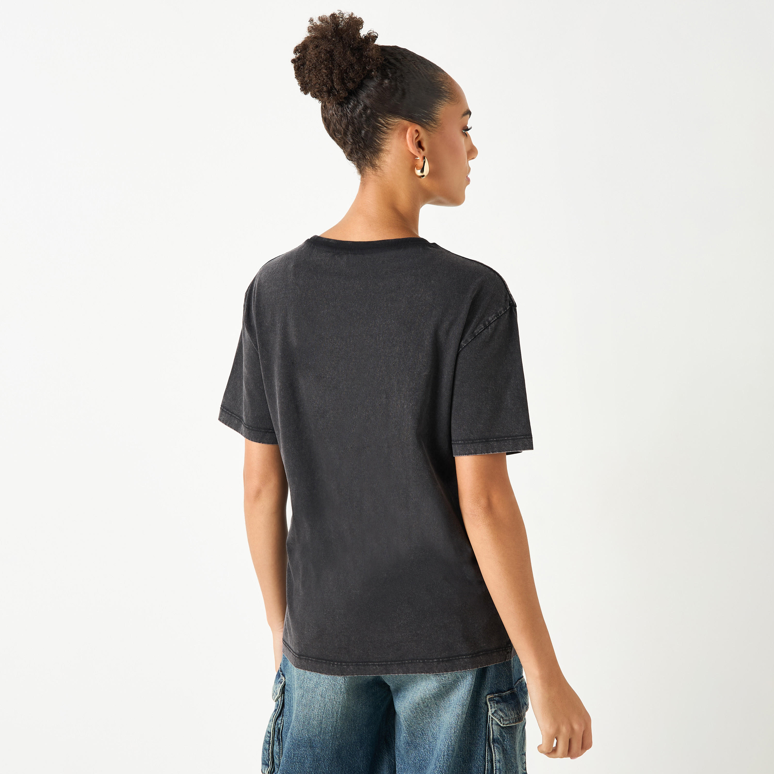 تيشيرت بأكمام قصيرة وياقة مستديرة وطبعات جرافيك-women-clothing-tshirts-image-3