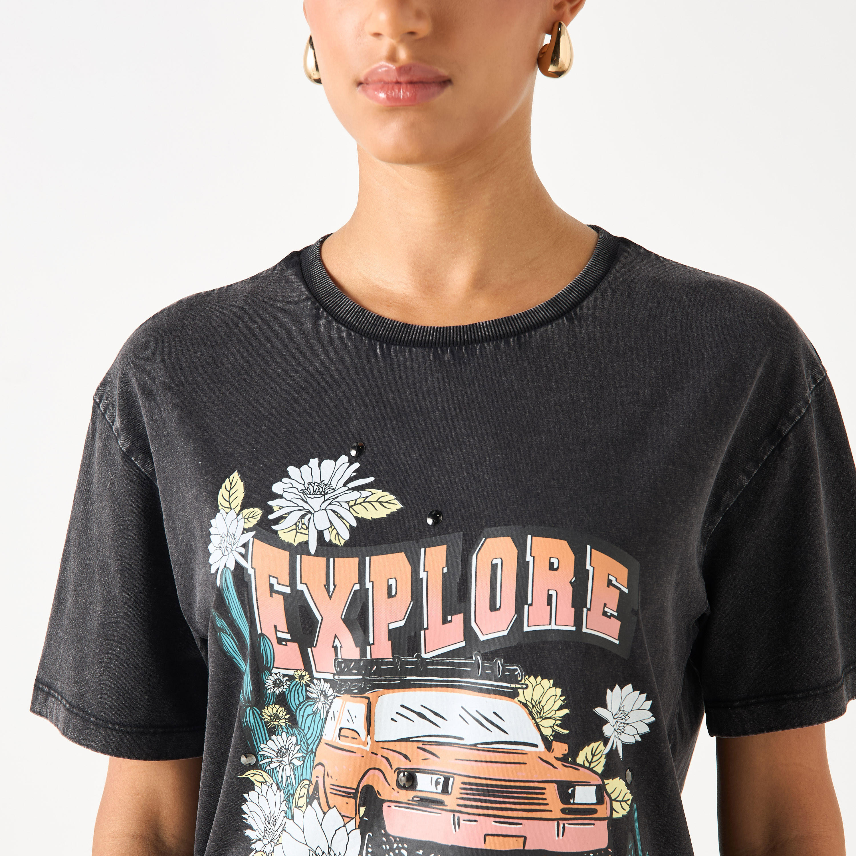تيشيرت بأكمام قصيرة وياقة مستديرة وطبعات جرافيك-women-clothing-tshirts-image-4