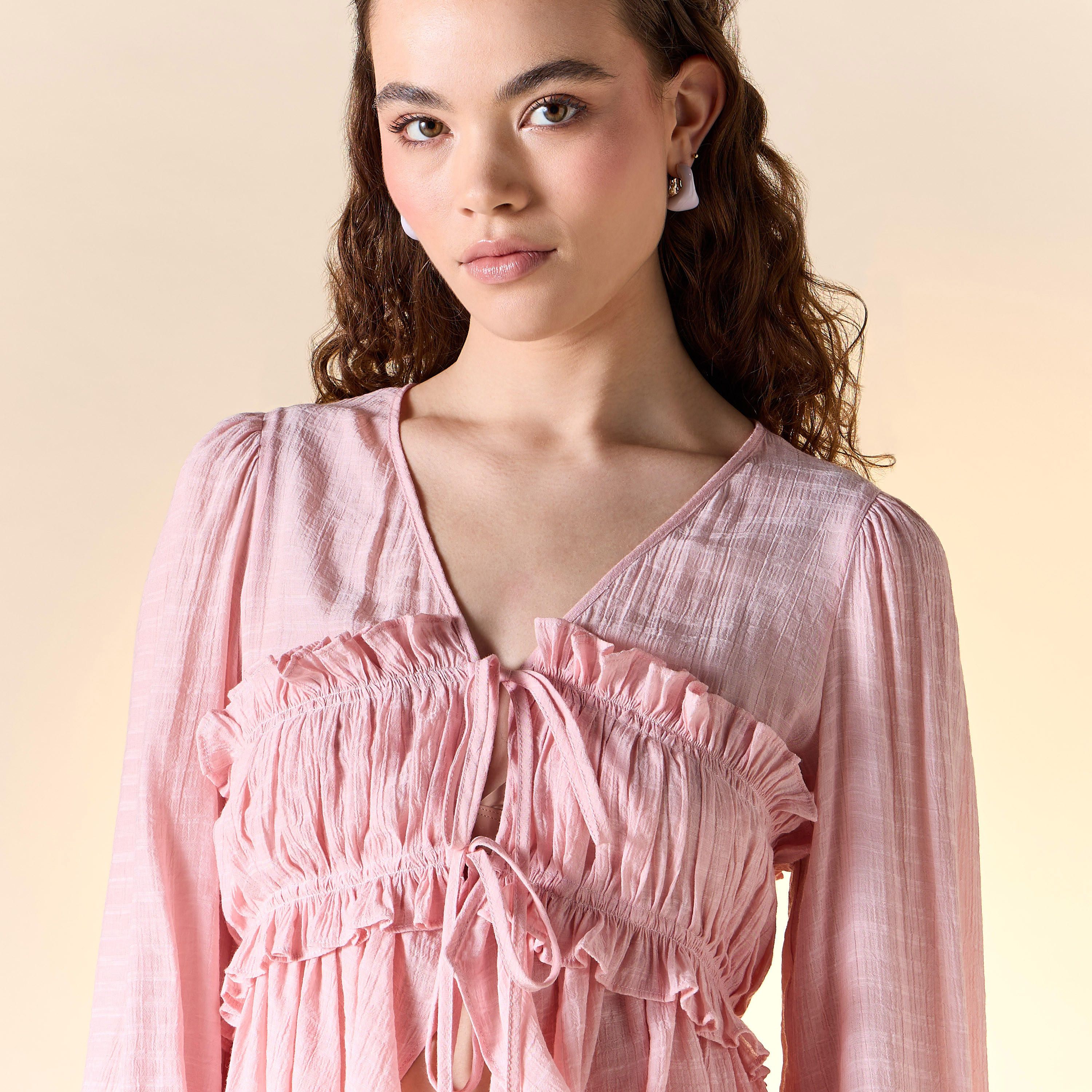 بلوزة بارزة الملمس بياقة V وتفاصيل كسرات ورباط-women-clothing-shirtsandblouses-blouses-image-12