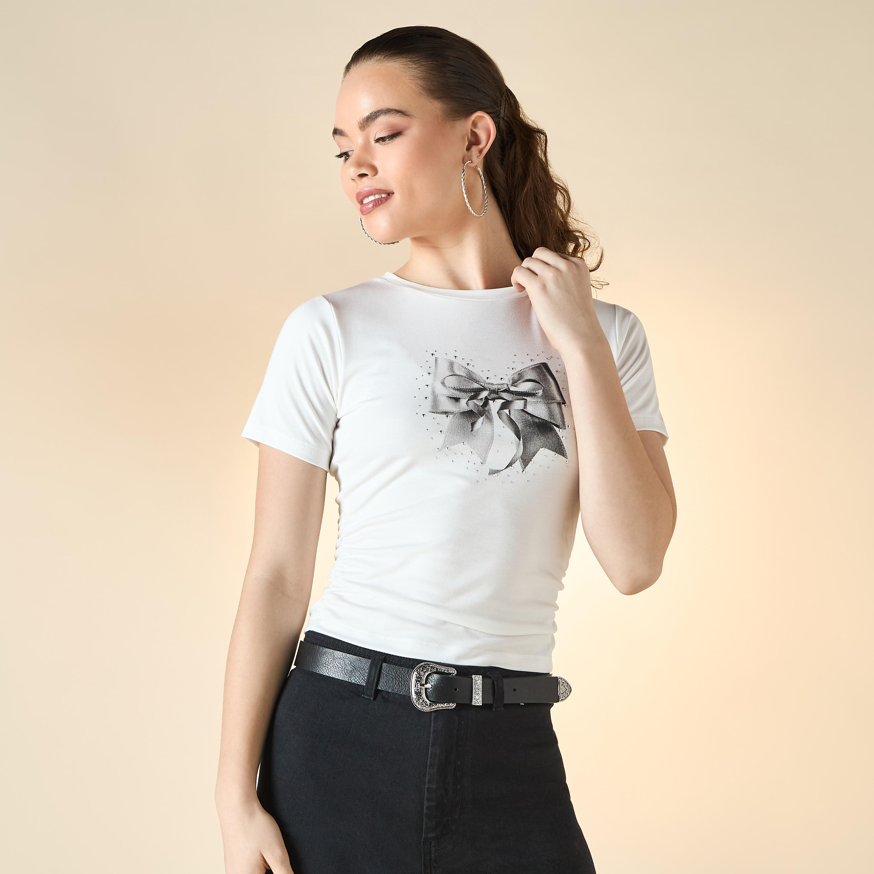 تيشيرت بأكمام قصيرة بزينة فراشة وتفاصيل كشكش-women-clothing-tshirts-image-1