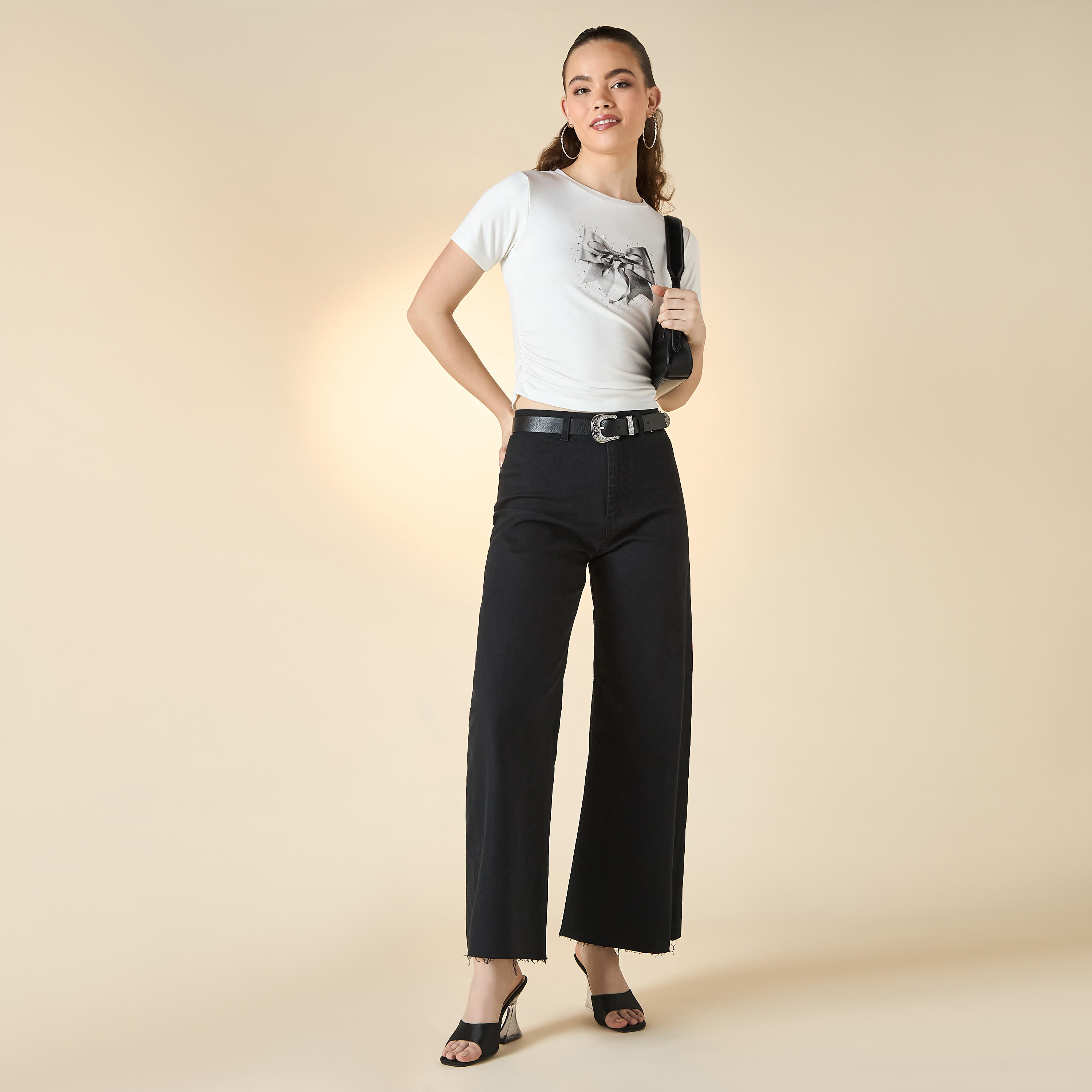 تيشيرت بأكمام قصيرة بزينة فراشة وتفاصيل كشكش-women-clothing-tshirts-image-2