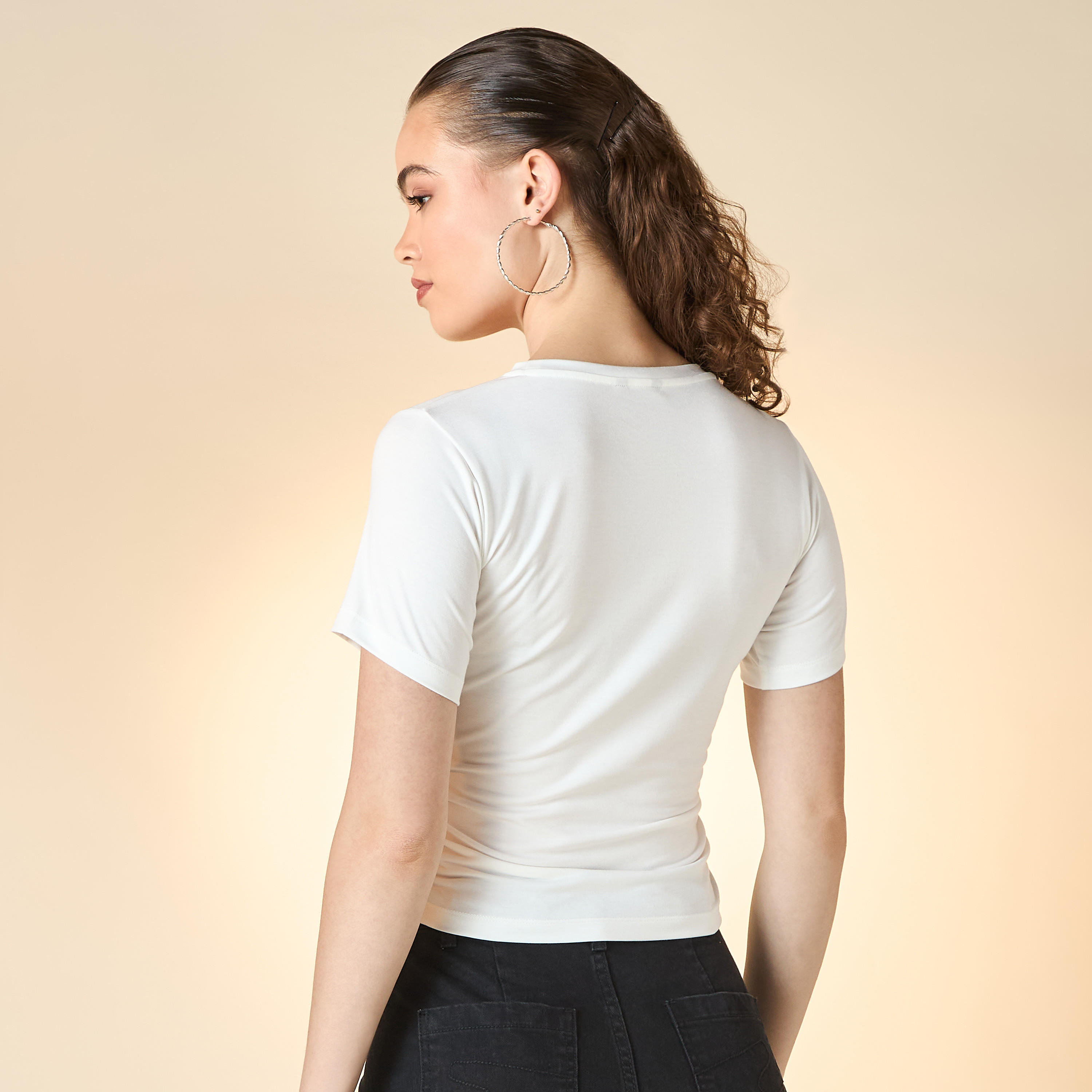 تيشيرت بأكمام قصيرة بزينة فراشة وتفاصيل كشكش-women-clothing-tshirts-image-3