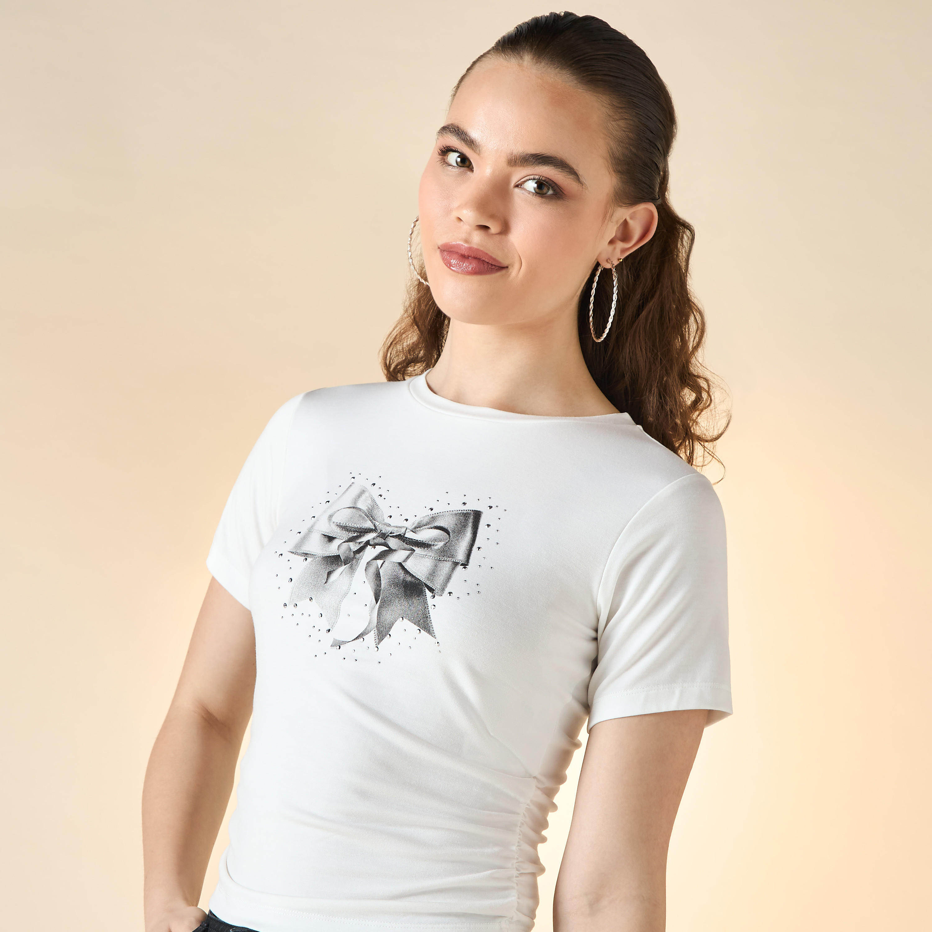 تيشيرت بأكمام قصيرة بزينة فراشة وتفاصيل كشكش-women-clothing-tshirts-image-4