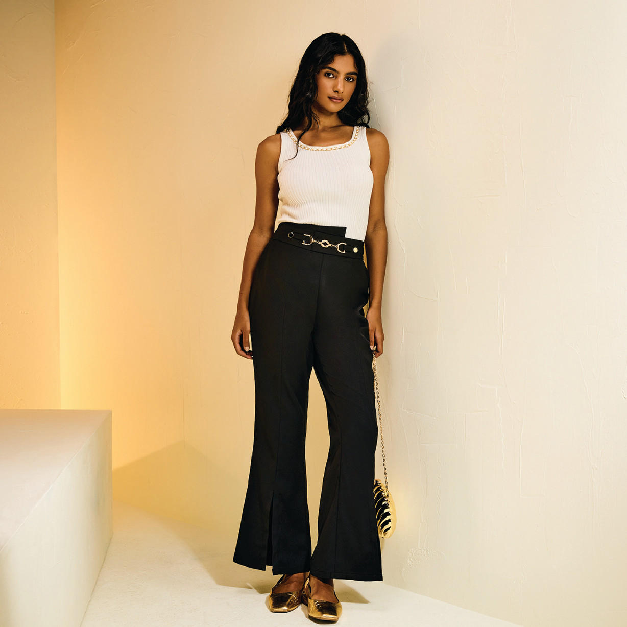 بنطلون بارز الملمس بخصر مرتفع وتفاصيل معدنية-women-clothing-bottoms-trousers-image-1