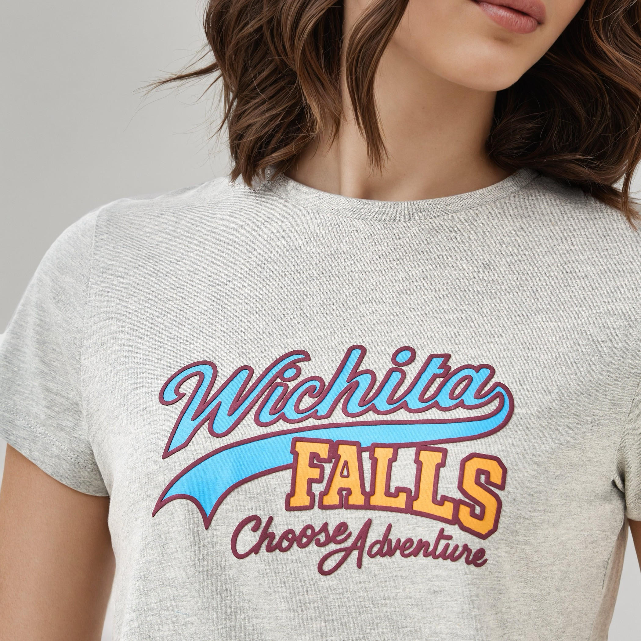 تيشيرت بياقة ضيقة وطبعات-women-clothing-tshirts-image-1