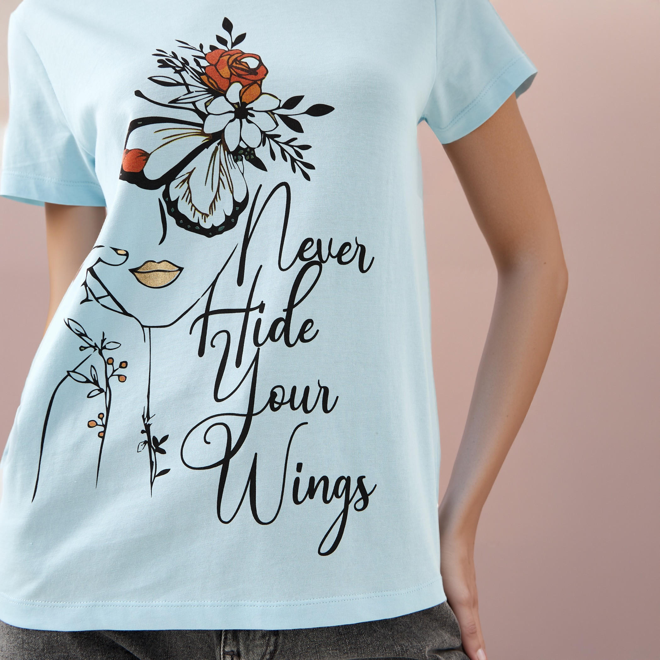 تيشيرت بياقة ضيقة وطبعات جرافيك-women-clothing-tshirts-image-2