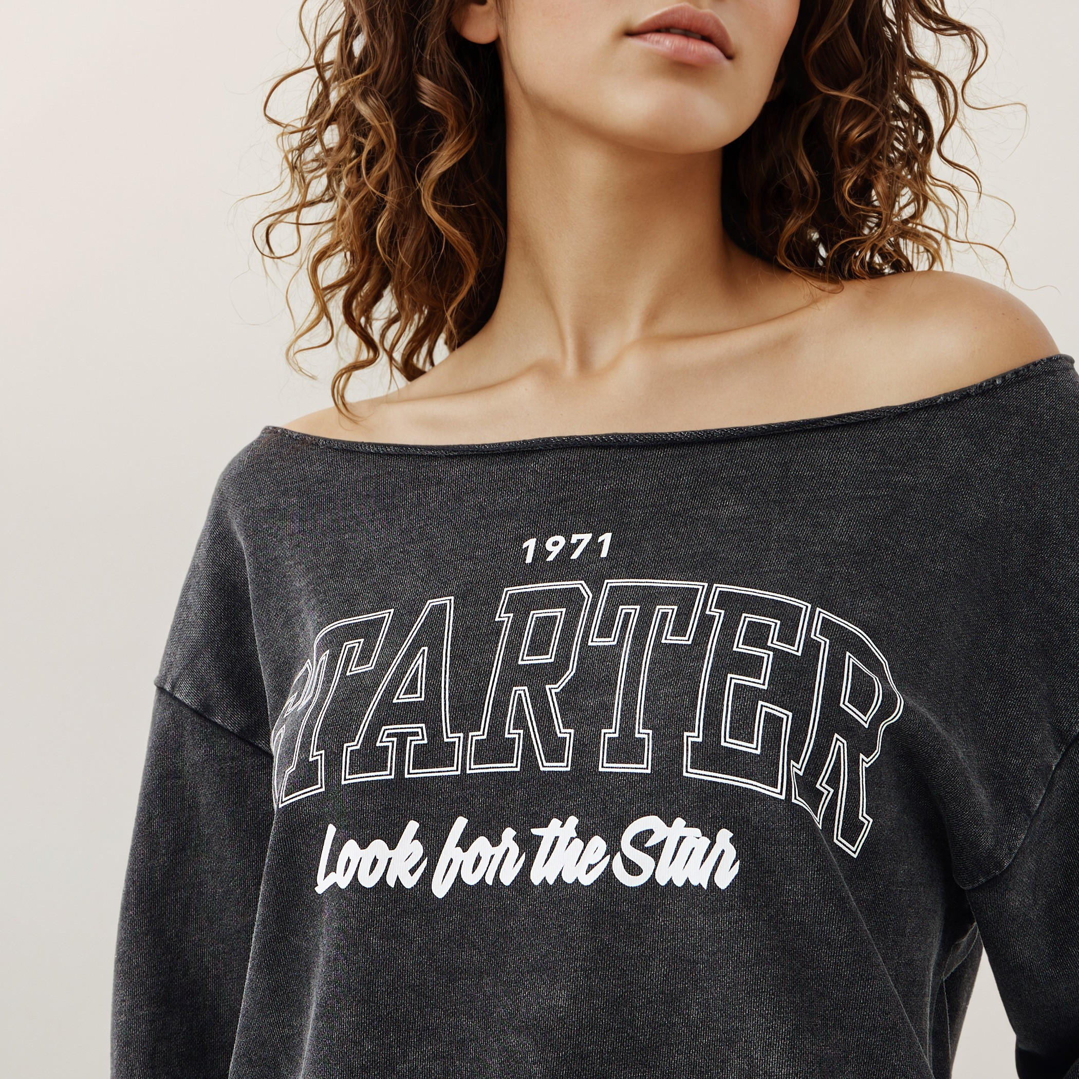 سويت شيرت قصير بطبعات وياقة عميقة وأكمام طويلة-women-winterwear-hoodiesandsweatshirts-sweatshirts-image-4