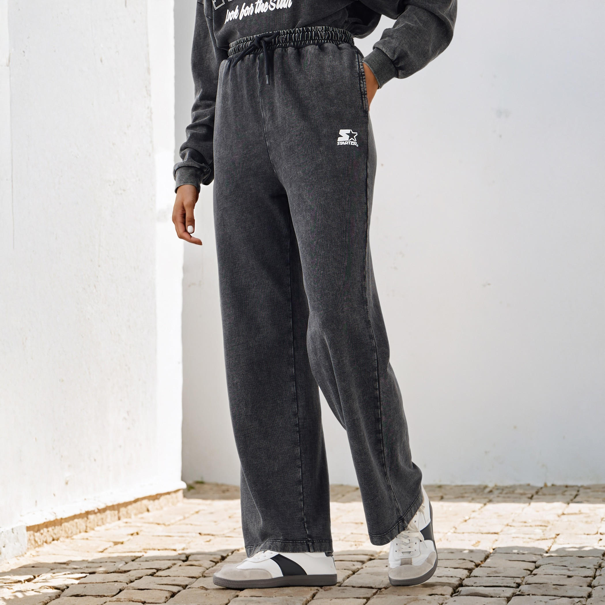 بنطلون رياضي بقصة عادية وخصر مرن وتفاصيل شعار-women-clothing-bottoms-joggers-image-1