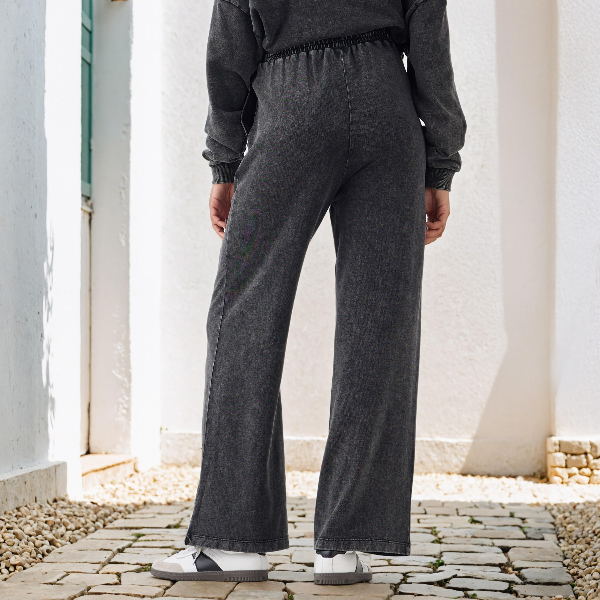 بنطلون رياضي بقصة عادية وخصر مرن وتفاصيل شعار-women-clothing-bottoms-joggers-image-3