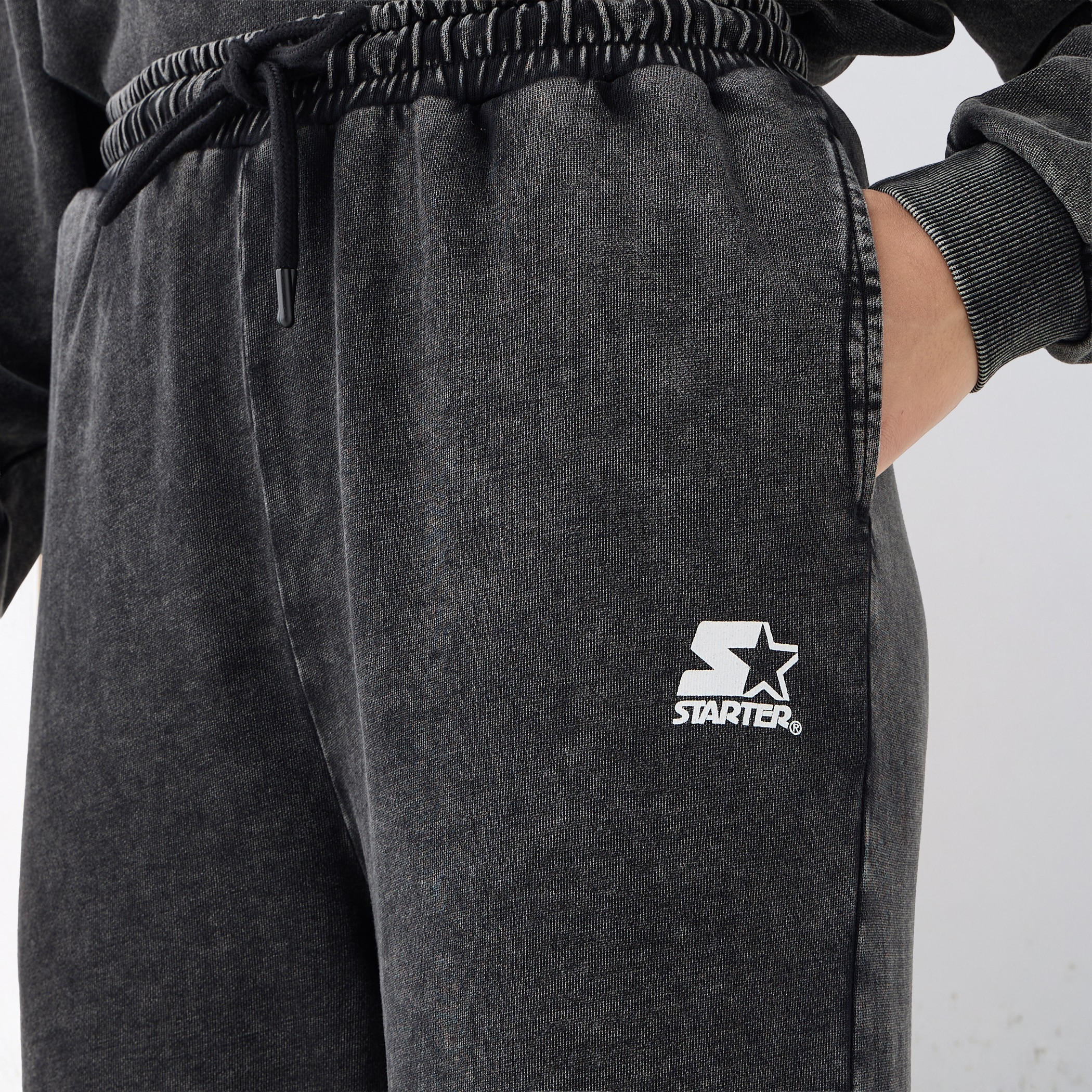 بنطلون رياضي بقصة عادية وخصر مرن وتفاصيل شعار-women-clothing-bottoms-joggers-image-4