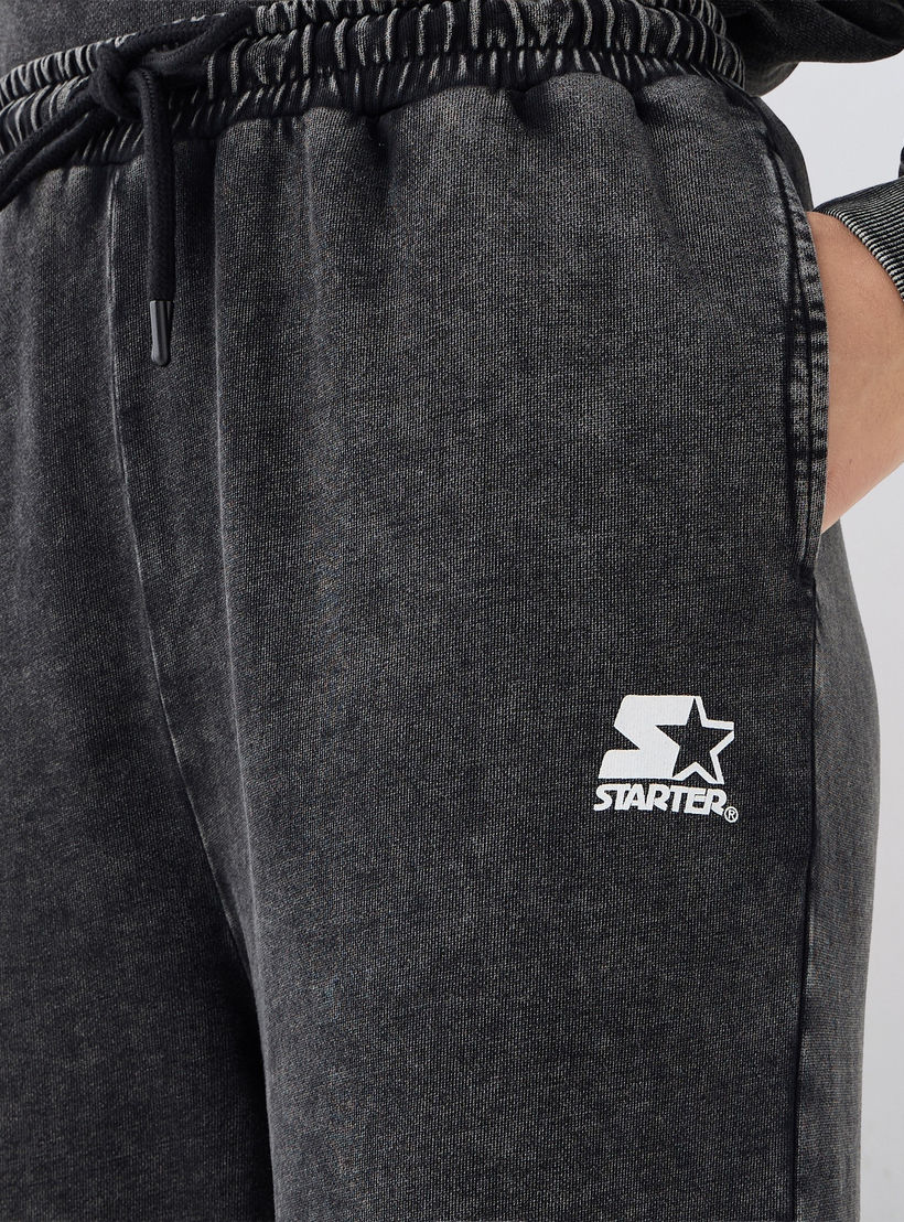 بنطلون رياضي بقصة عادية وخصر مرن وتفاصيل شعار-women-clothing-bottoms-joggers-image-4