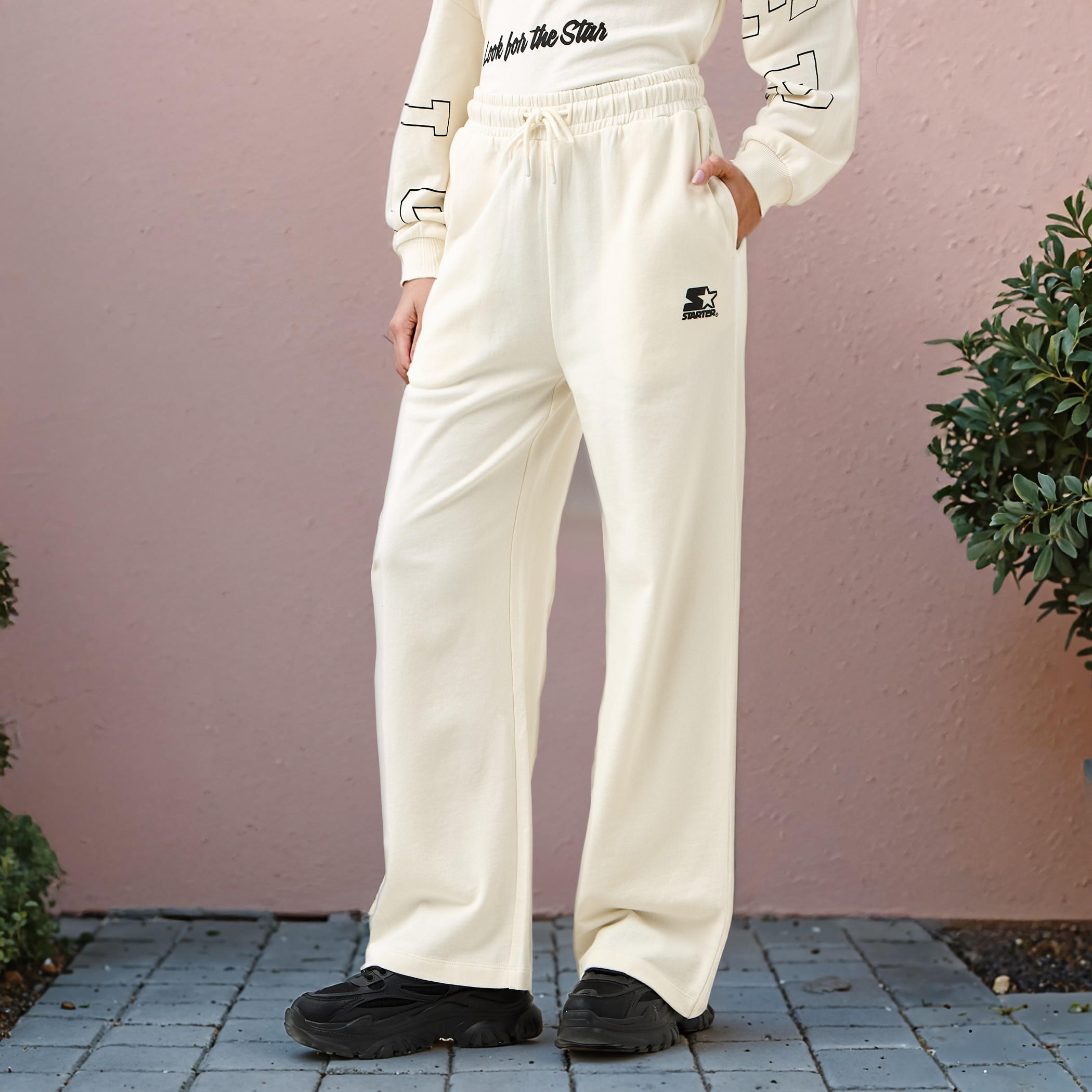 بنطلون رياضي بقصة عادية وخصر مرن وتفاصيل شعار-women-clothing-bottoms-joggers-image-1