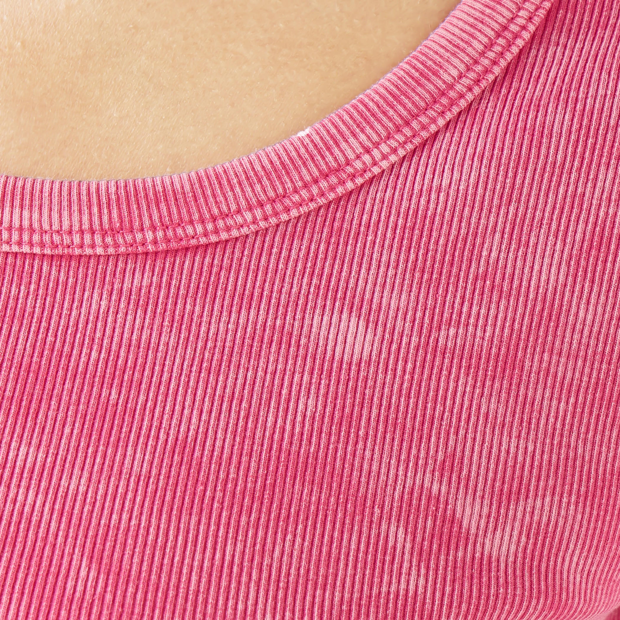 بلوزة قصيرة مضلعة بياقة عميقة-women-clothing-tshirts-image-1