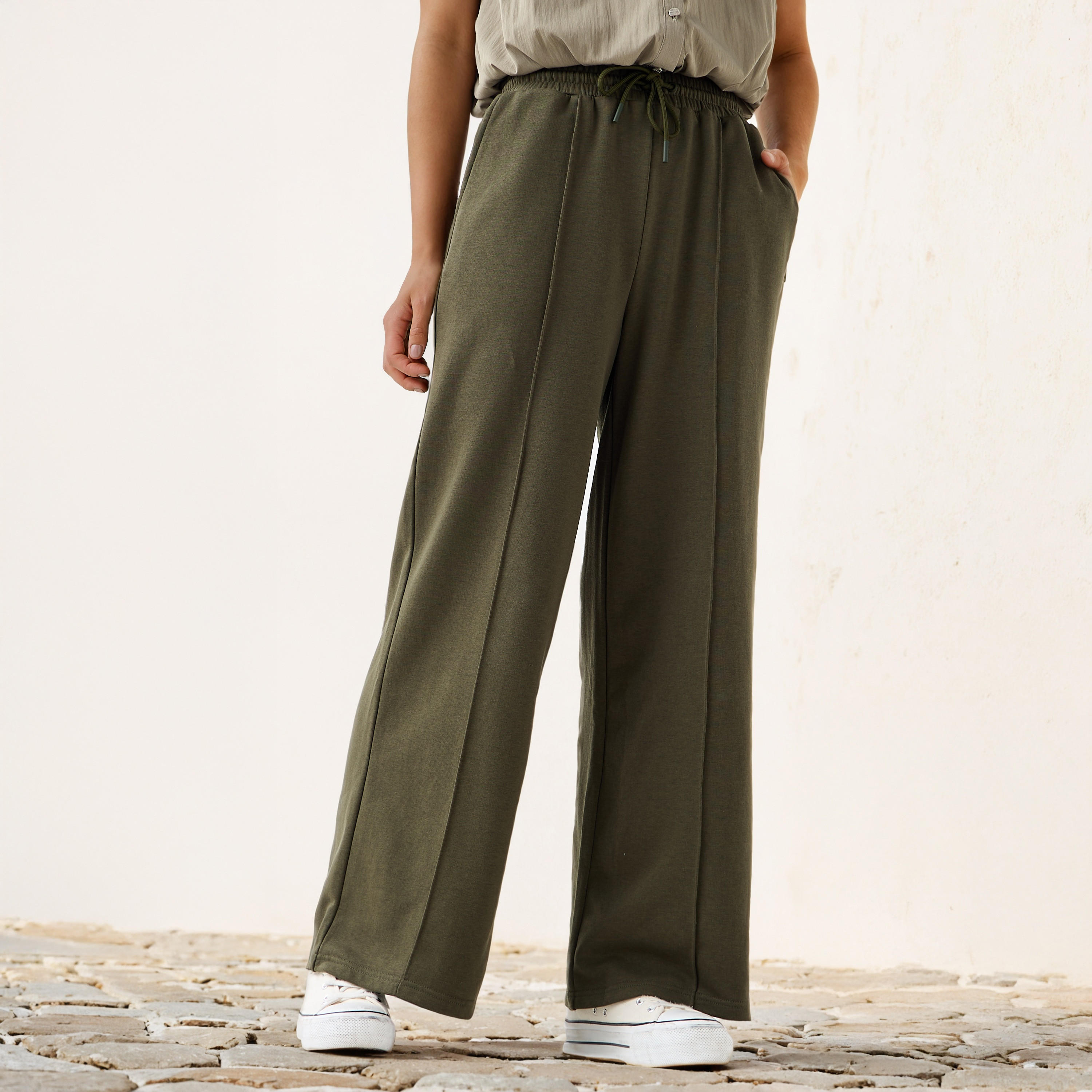 بنطلون بقصة عادية وخصر مرن وجيوب-women-clothing-bottoms-joggers-image-1