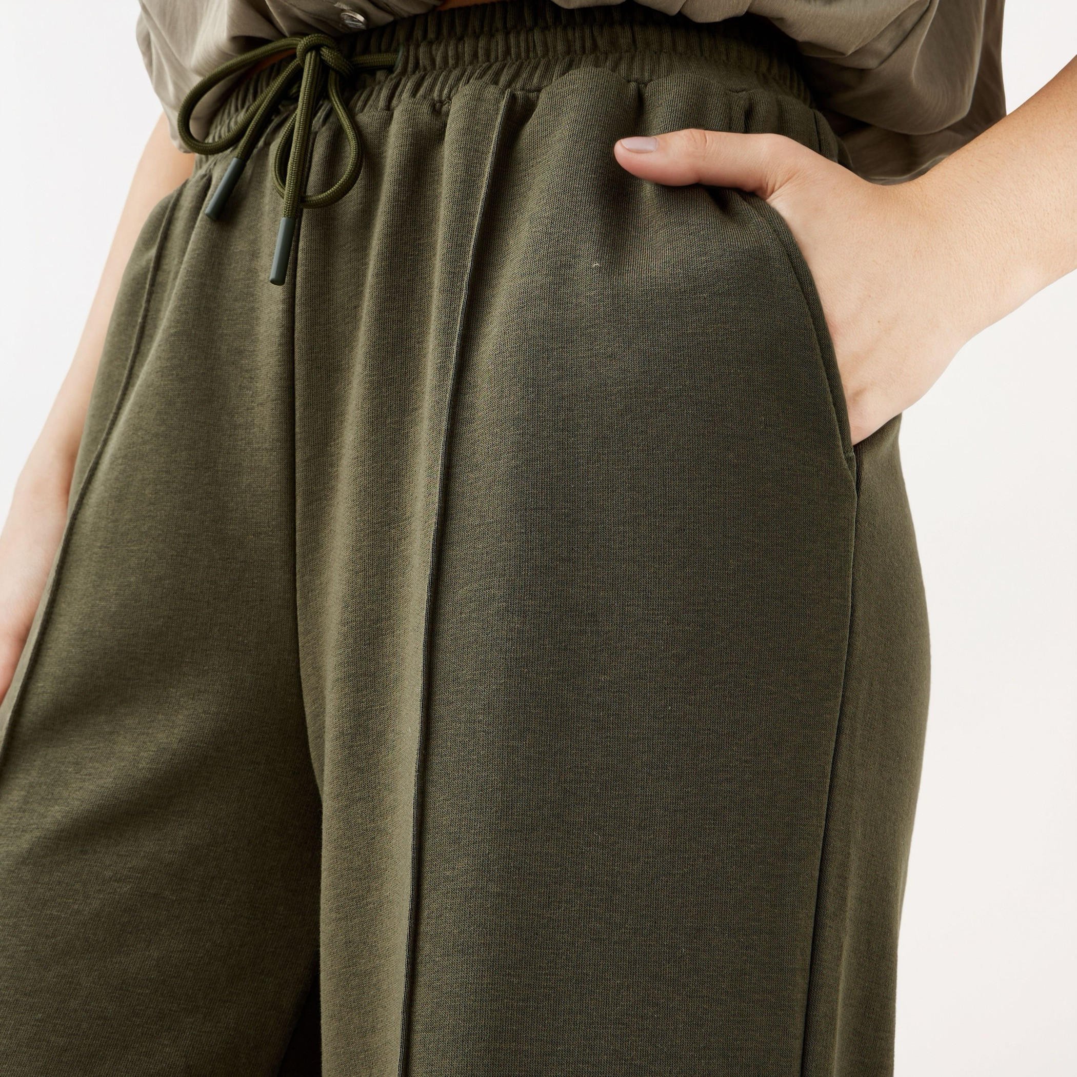 بنطلون بقصة عادية وخصر مرن وجيوب-women-clothing-bottoms-joggers-image-4