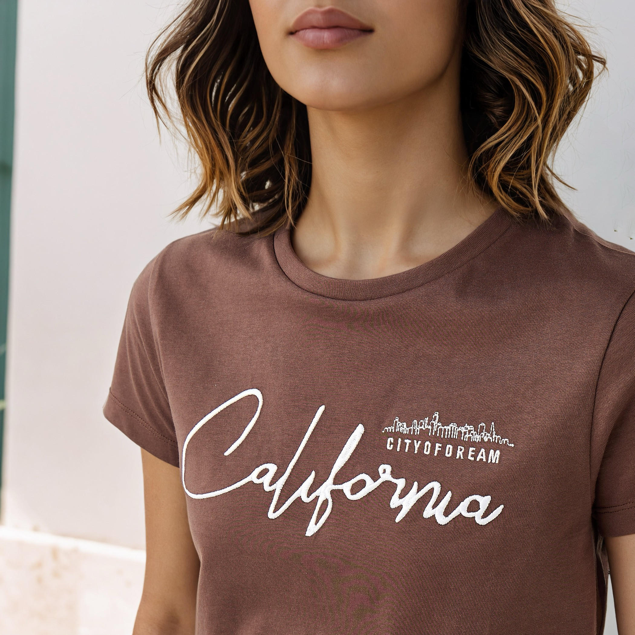 تيشيرت بياقة ضيقة وتطريزات-women-clothing-tshirts-image-2
