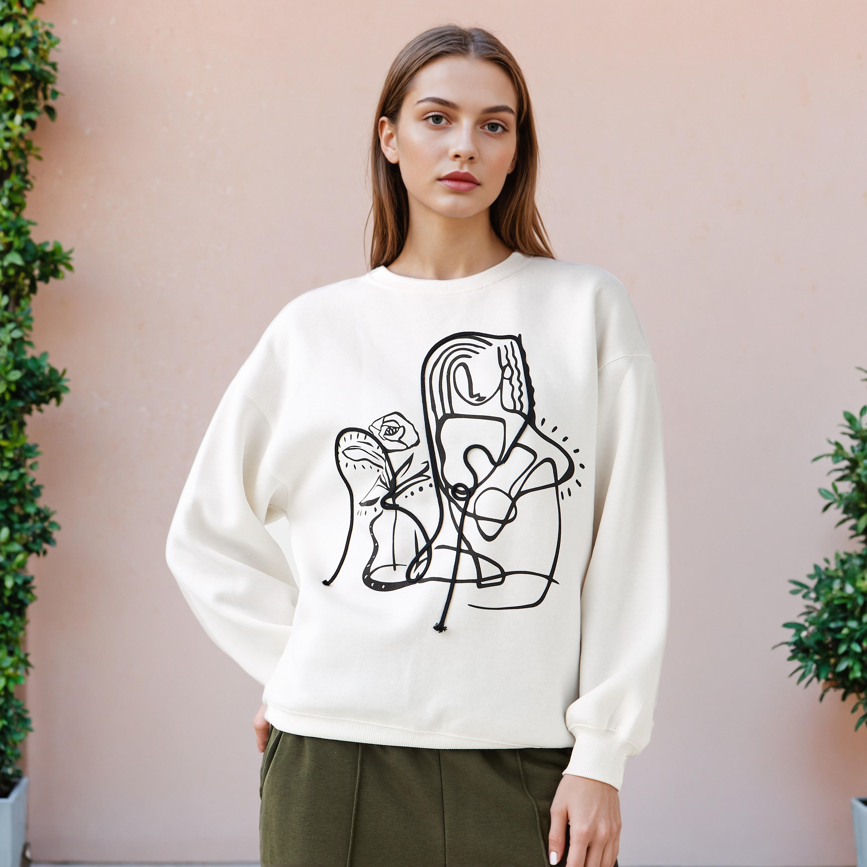 سويت شيرت بياقة ضيقة وطبعات جرافيك-women-winterwear-hoodiesandsweatshirts-sweatshirts-image-1