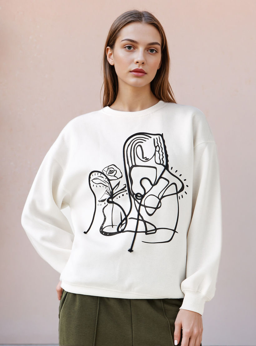 سويت شيرت بياقة ضيقة وطبعات جرافيك-women-winterwear-hoodiesandsweatshirts-sweatshirts-image-1