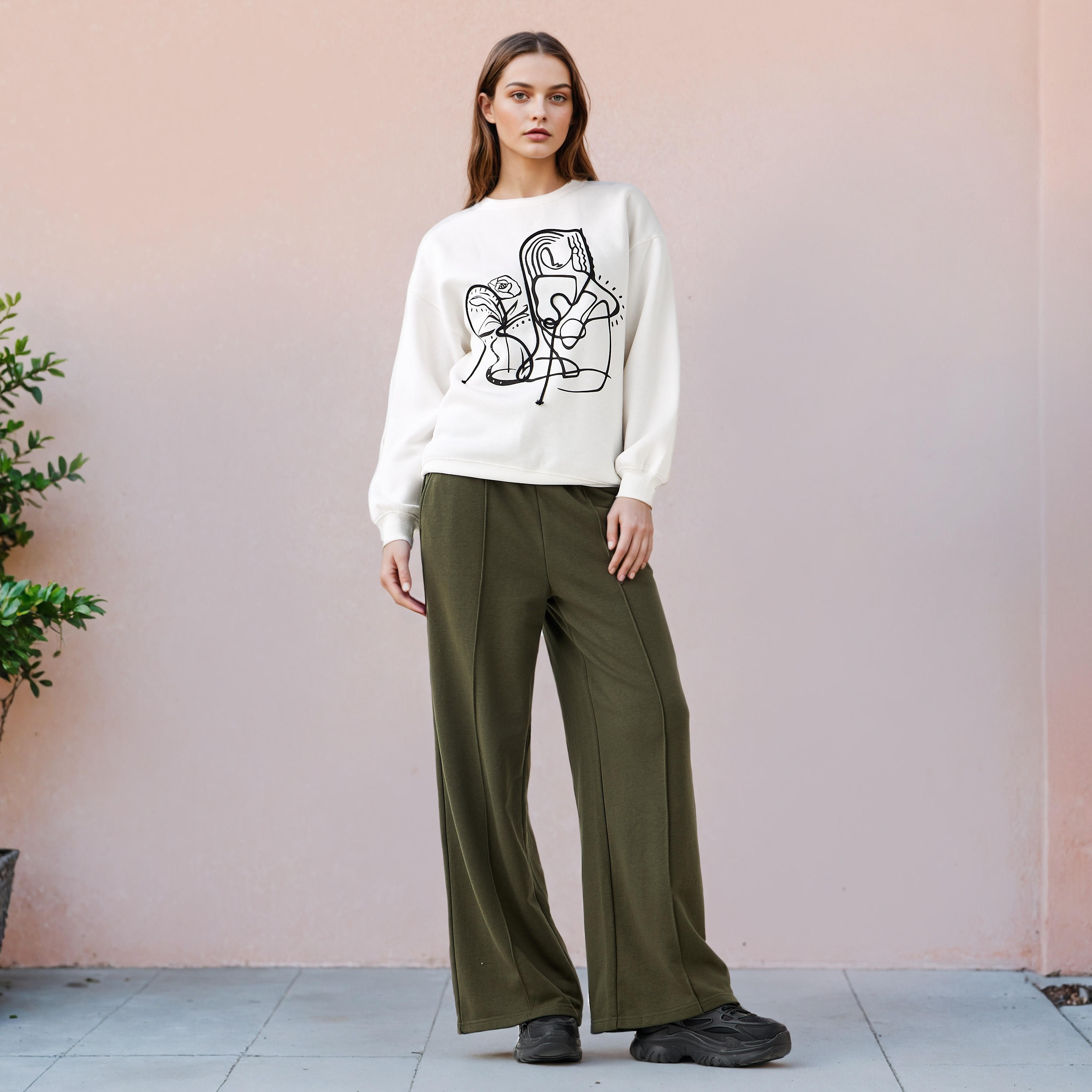 سويت شيرت بياقة ضيقة وطبعات جرافيك-women-winterwear-hoodiesandsweatshirts-sweatshirts-image-2