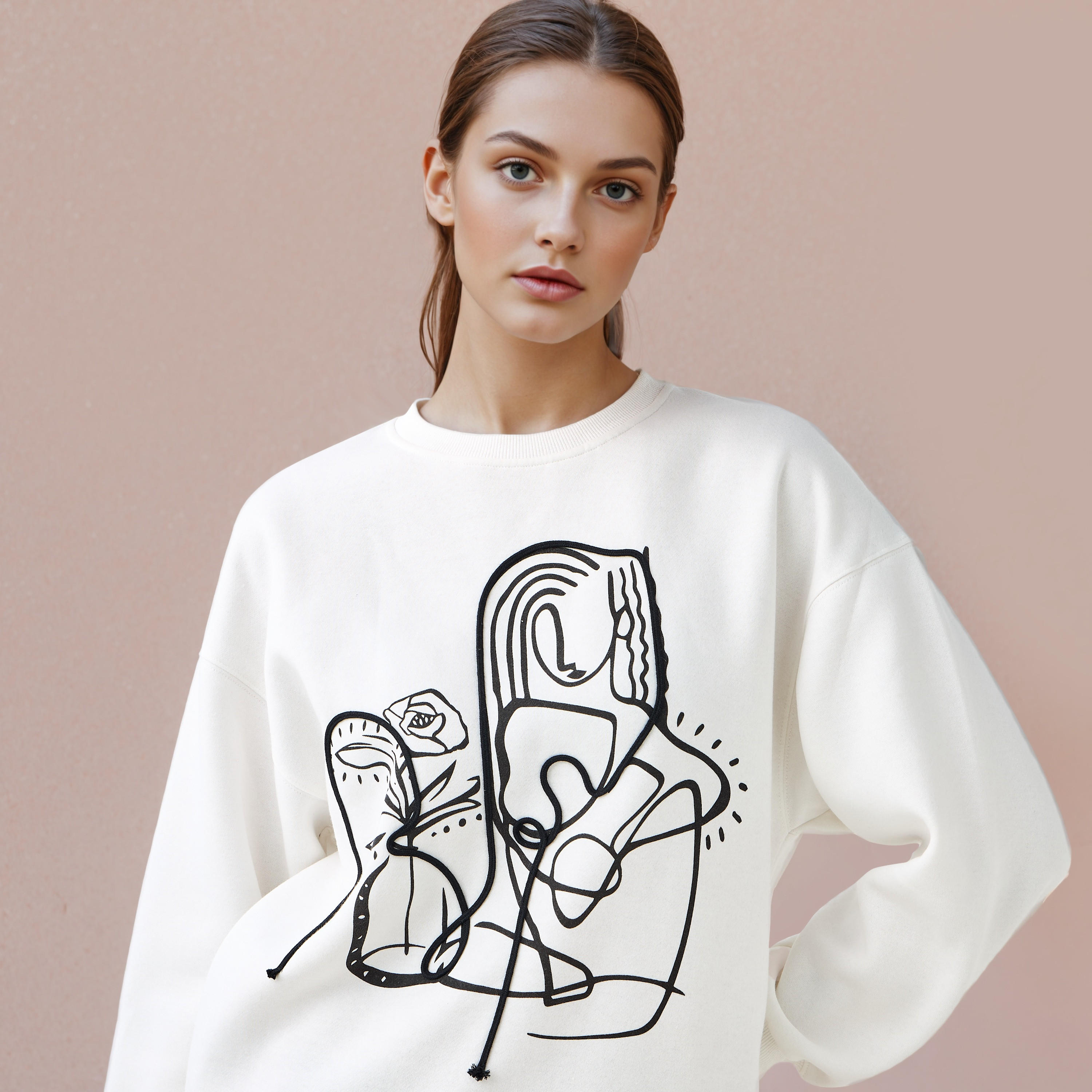 سويت شيرت بياقة ضيقة وطبعات جرافيك-women-winterwear-hoodiesandsweatshirts-sweatshirts-image-4