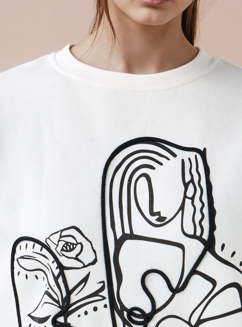سويت شيرت بياقة ضيقة وطبعات جرافيك-women-winterwear-hoodiesandsweatshirts-sweatshirts-image-5