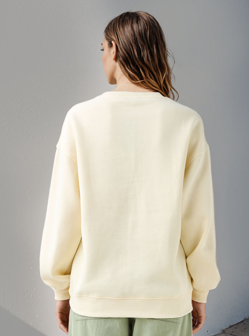 سويت شيرت بياقة ضيقة وطبعات جرافيك-women-winterwear-hoodiesandsweatshirts-sweatshirts-image-3