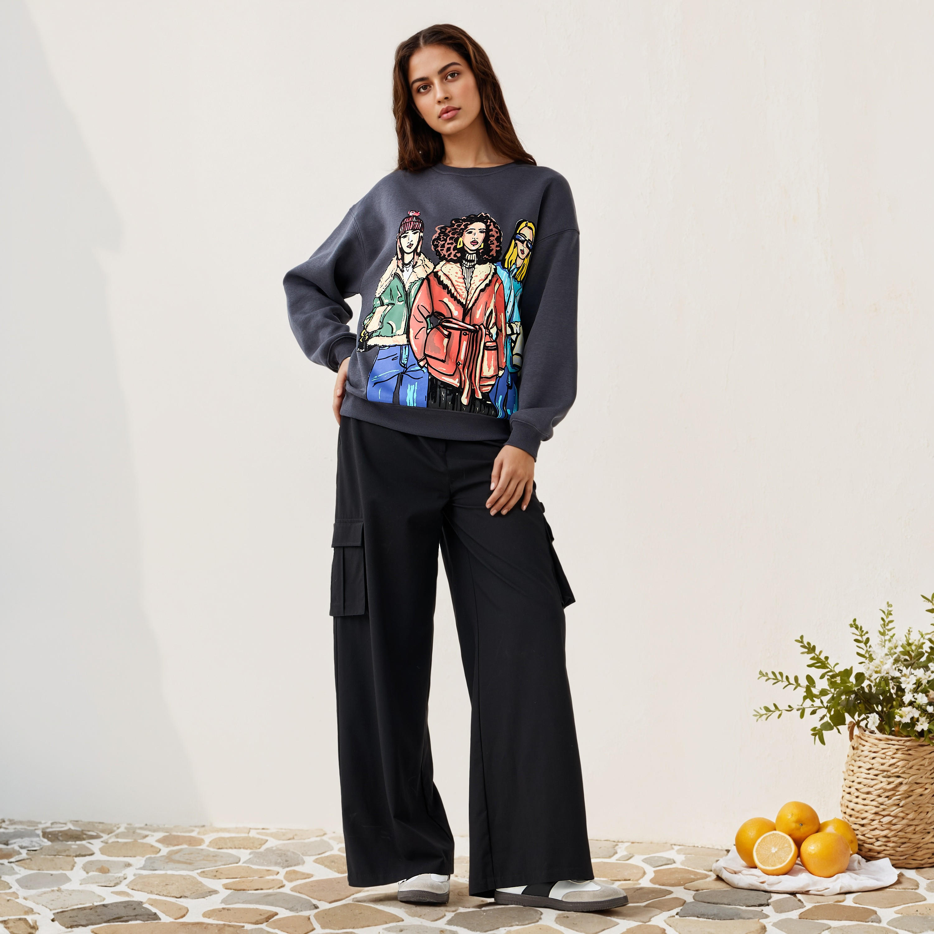 سويت شيرت بياقة ضيقة وطبعات جرافيك-women-winterwear-hoodiesandsweatshirts-sweatshirts-image-2
