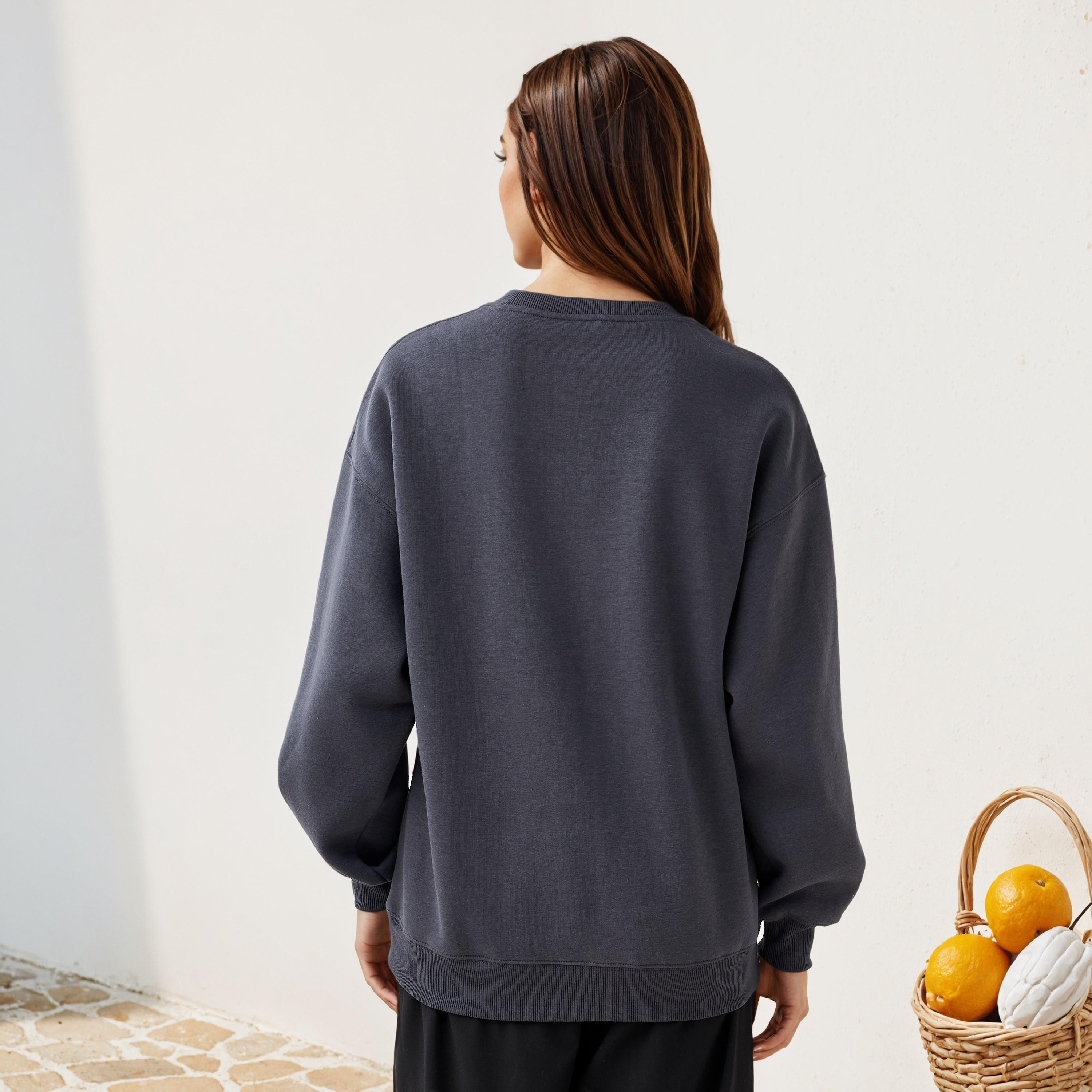 سويت شيرت بياقة ضيقة وطبعات جرافيك-women-winterwear-hoodiesandsweatshirts-sweatshirts-image-3